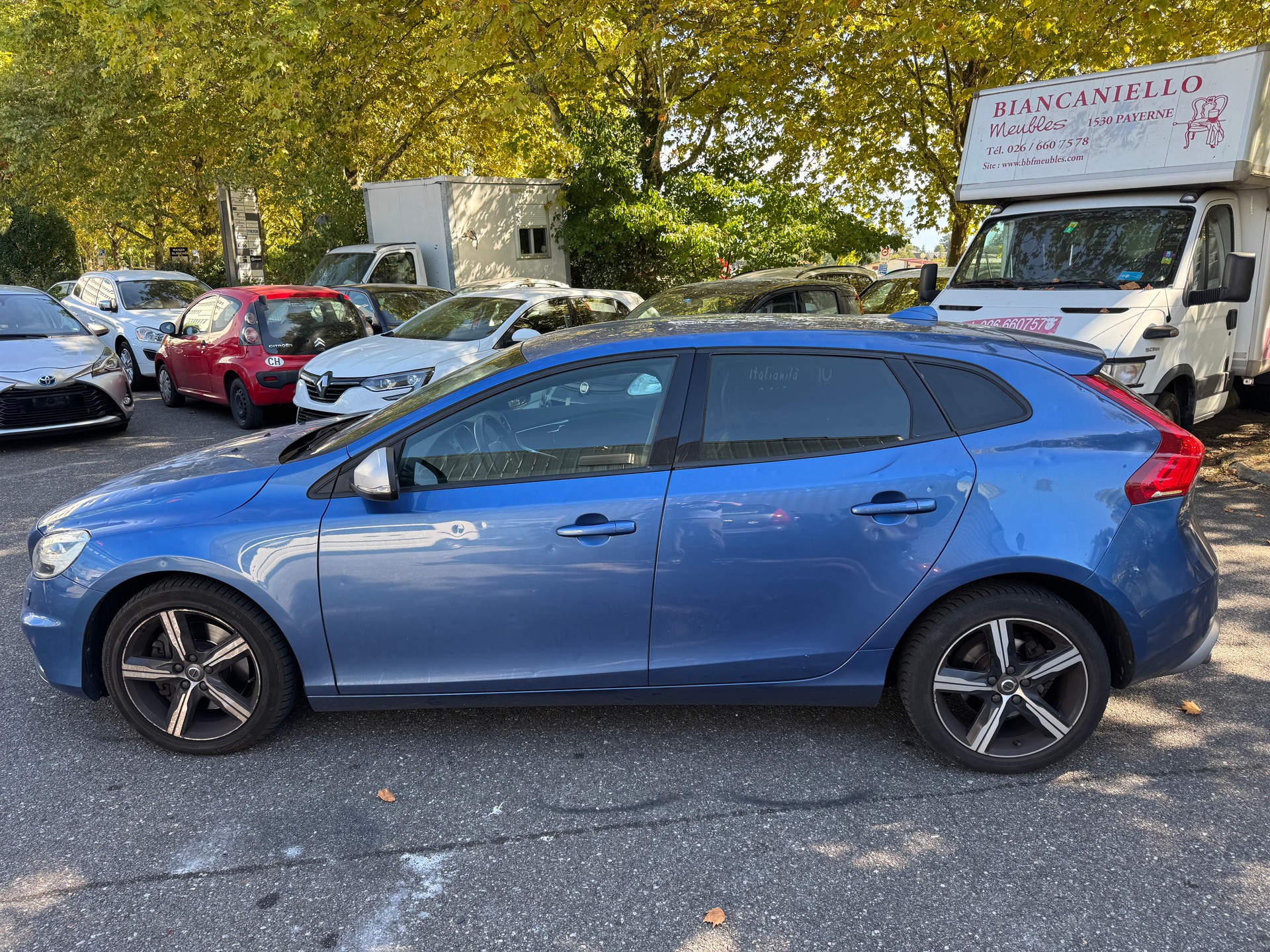 VOLVO V40 D2 Momentum R-Design Geartronic-image-10