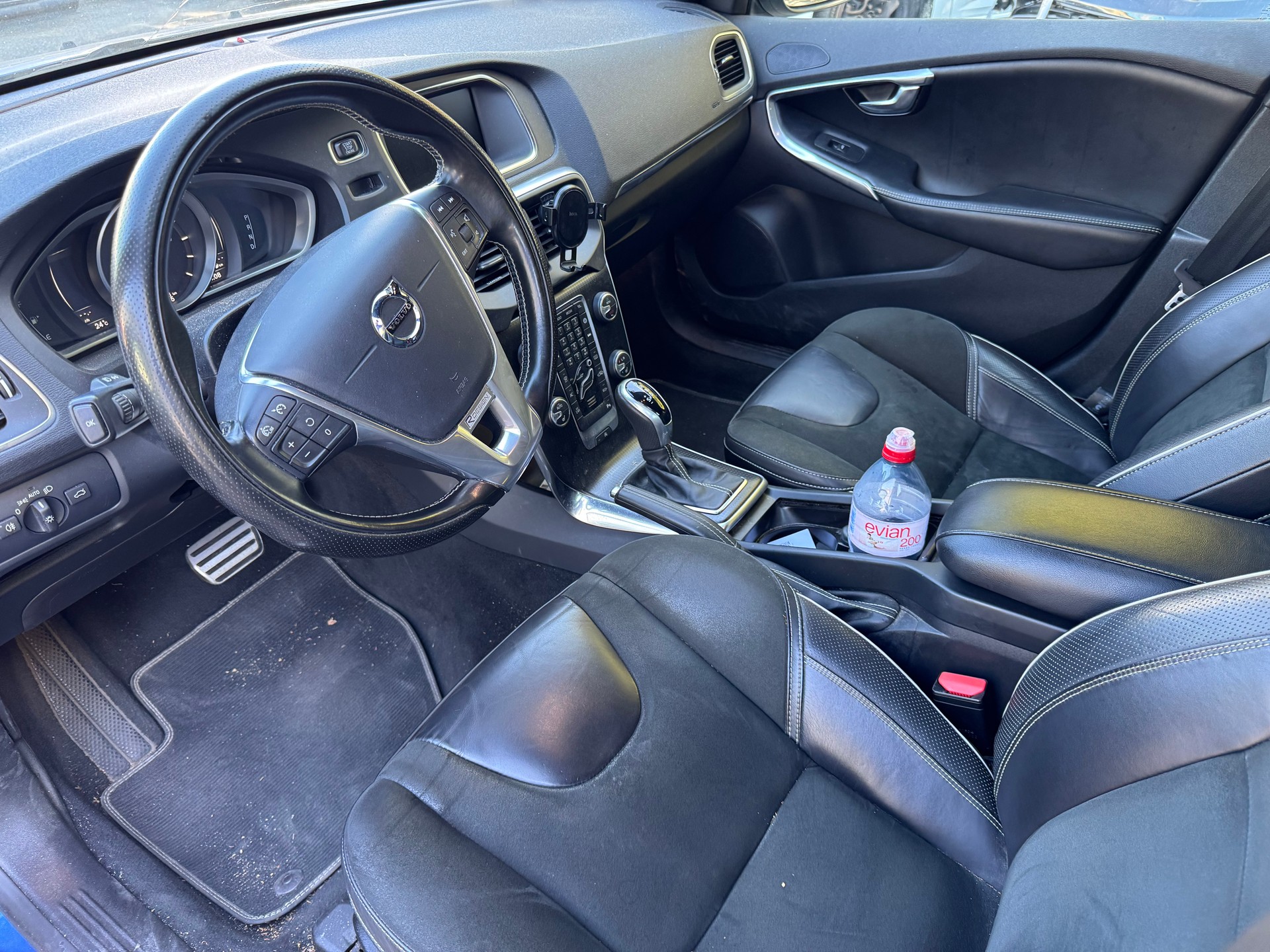 VOLVO V40 D2 Momentum R-Design Geartronic-image-13