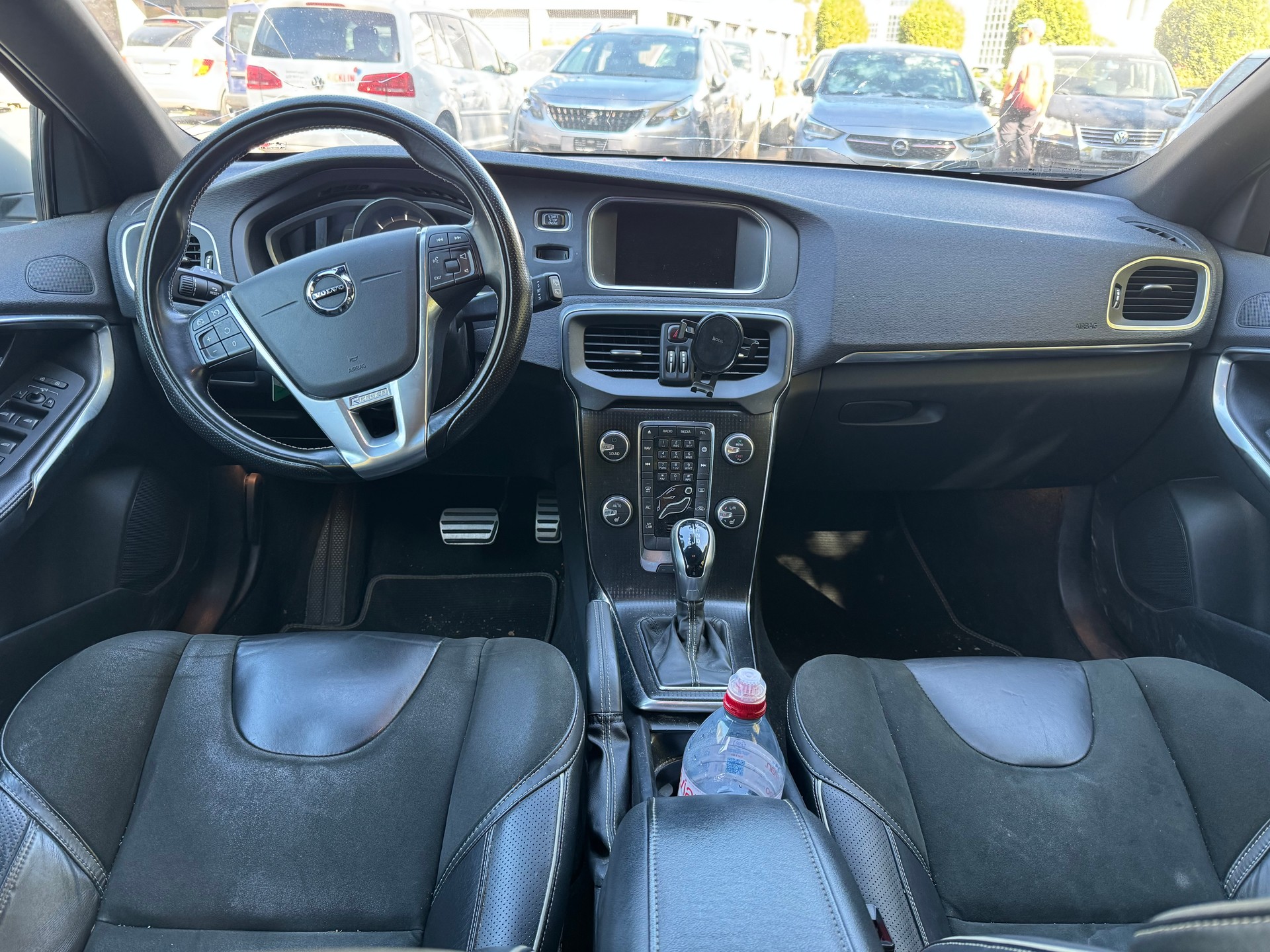 VOLVO V40 D2 Momentum R-Design Geartronic-image-19