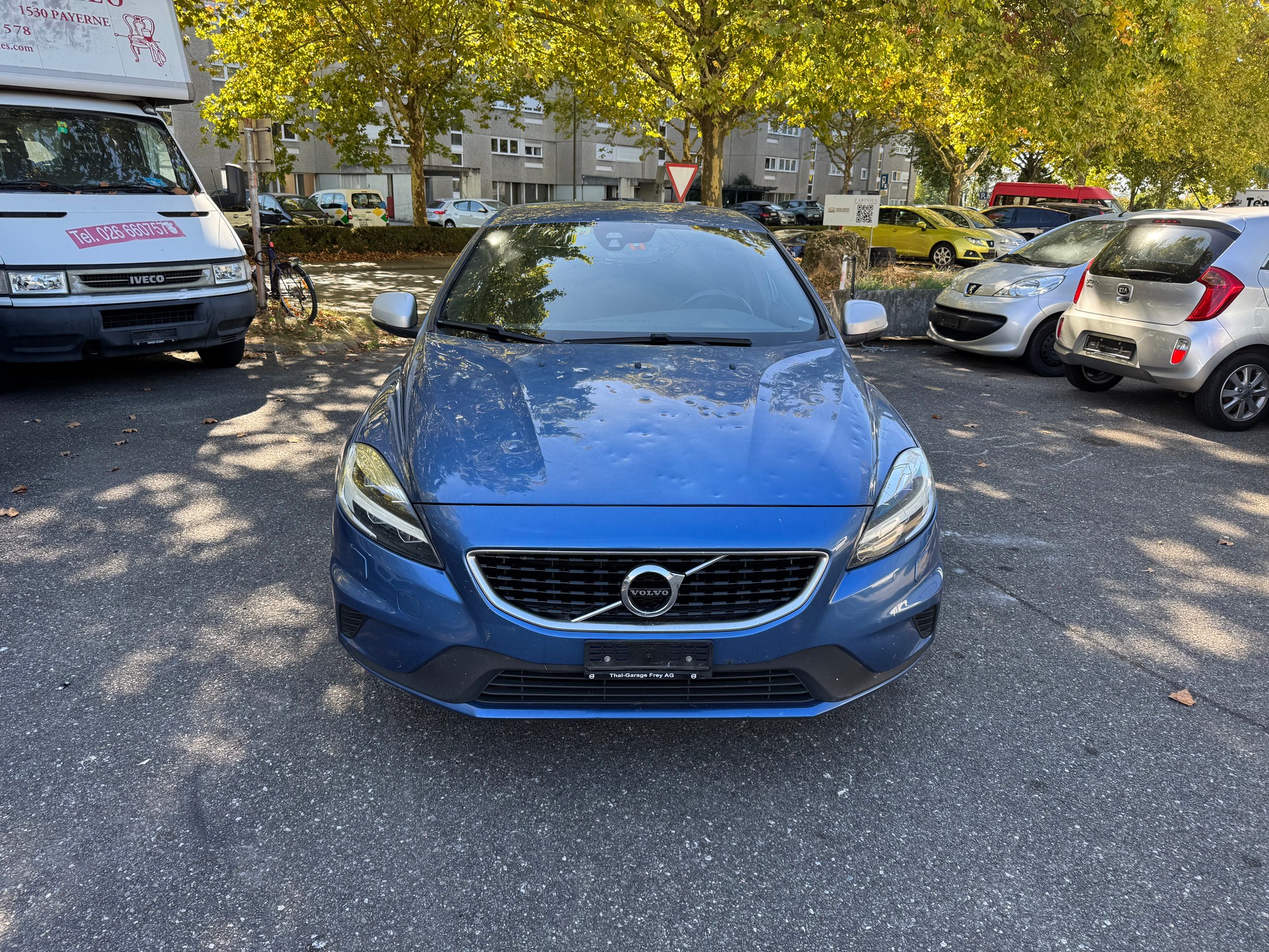 VOLVO V40 D2 Momentum R-Design Geartronic-image-2