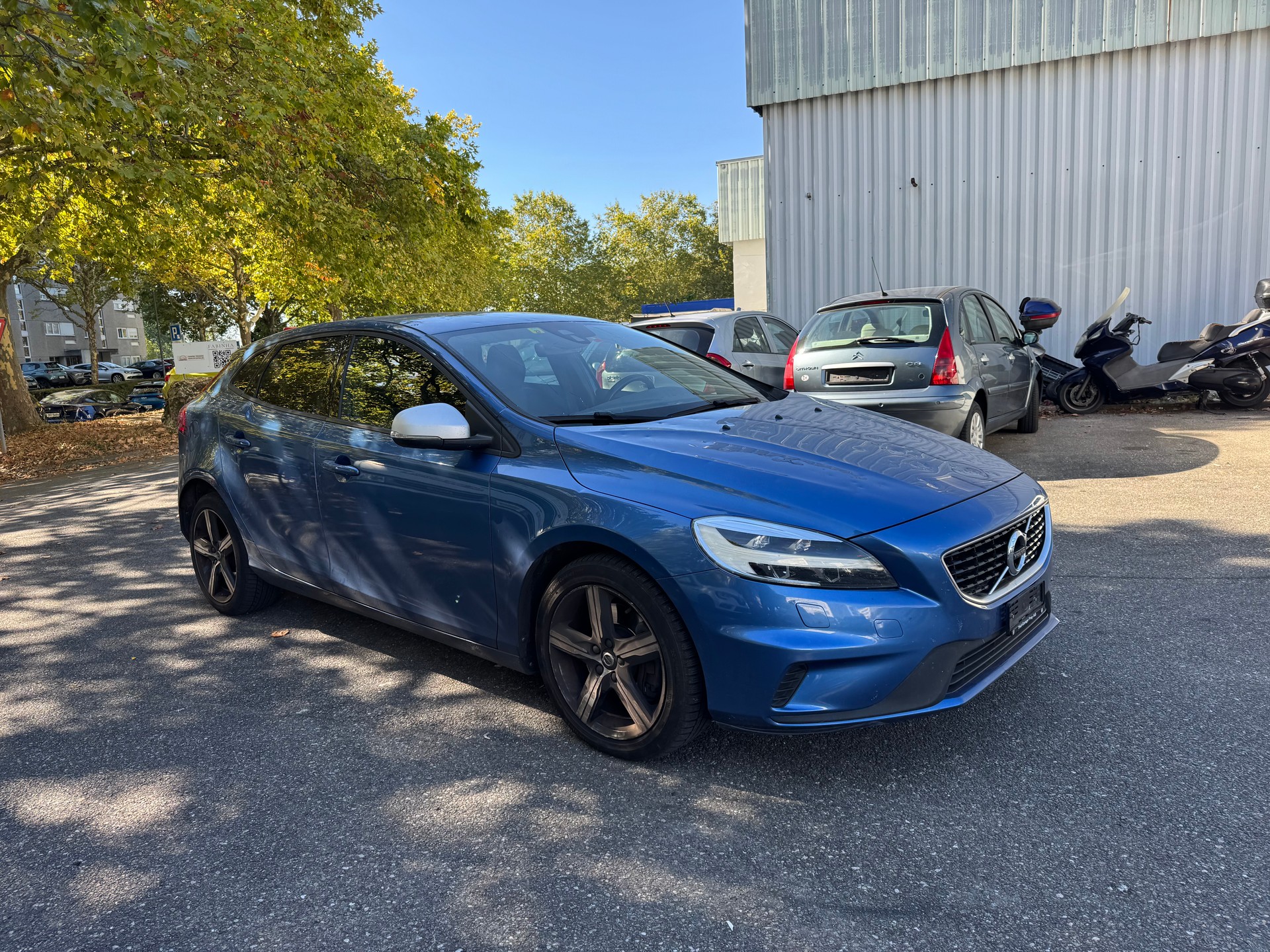 VOLVO V40 D2 Momentum R-Design Geartronic-image-1