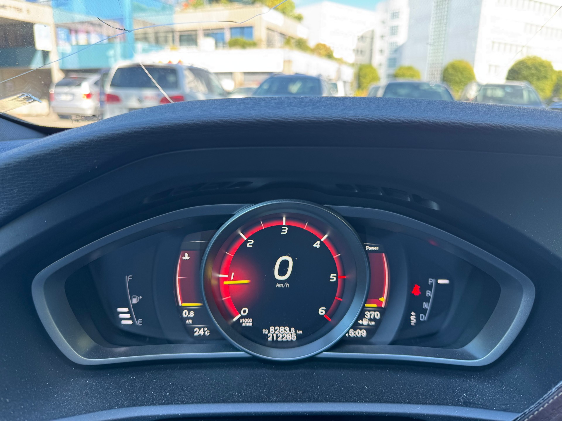 VOLVO V40 D2 Momentum R-Design Geartronic-image-18