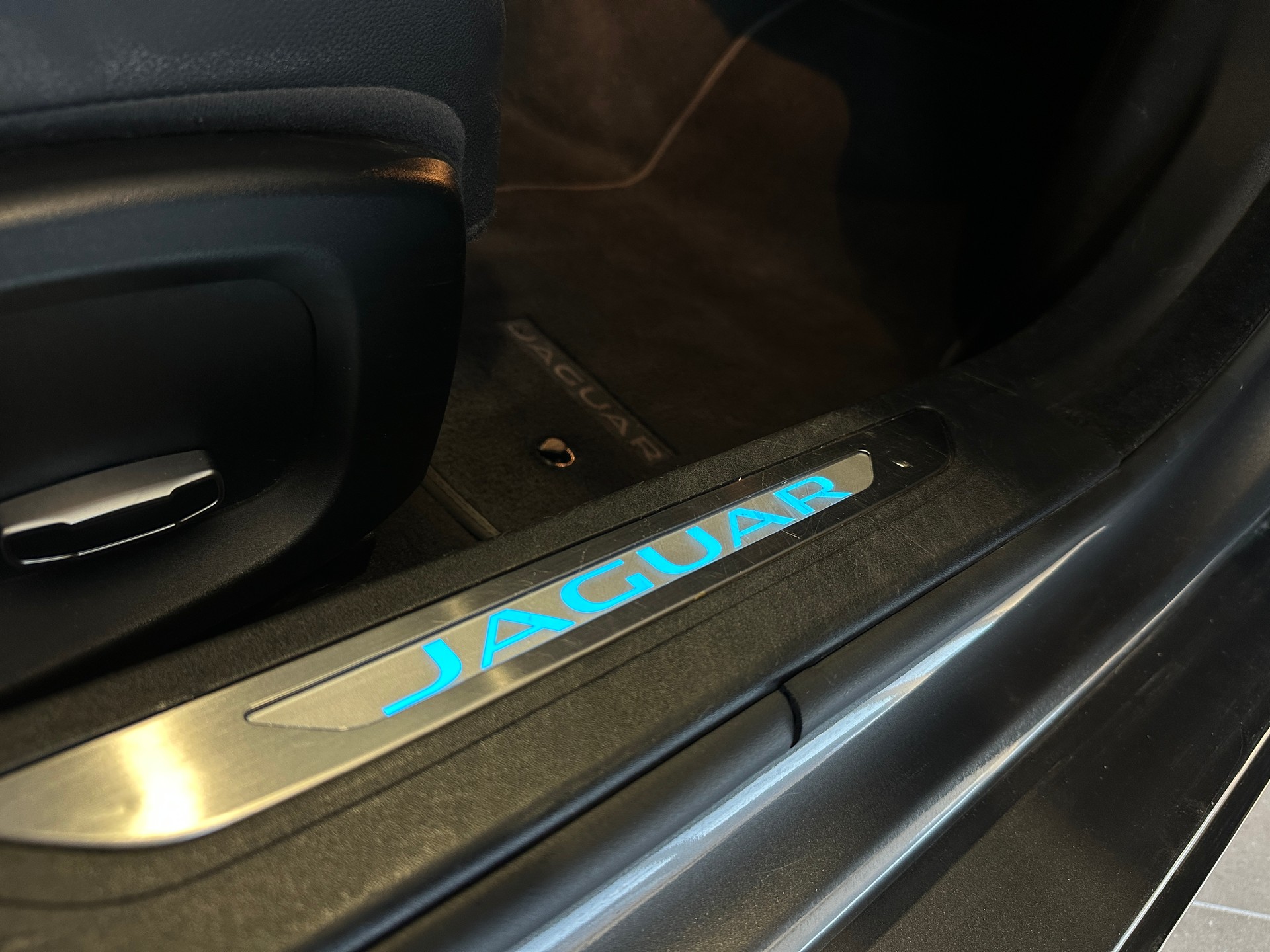 JAGUAR 20d R-Sport Automatic-image-30