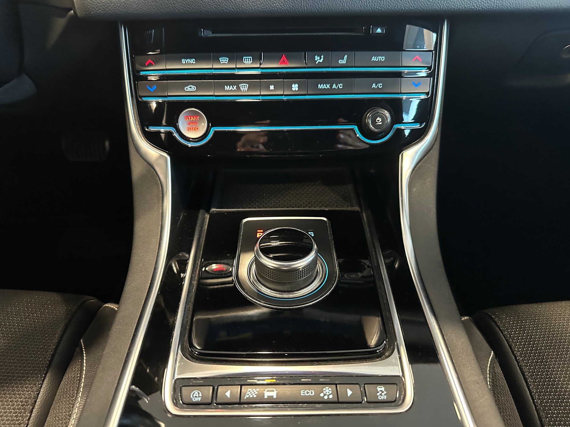 JAGUAR 20d R-Sport Automatic-image-25