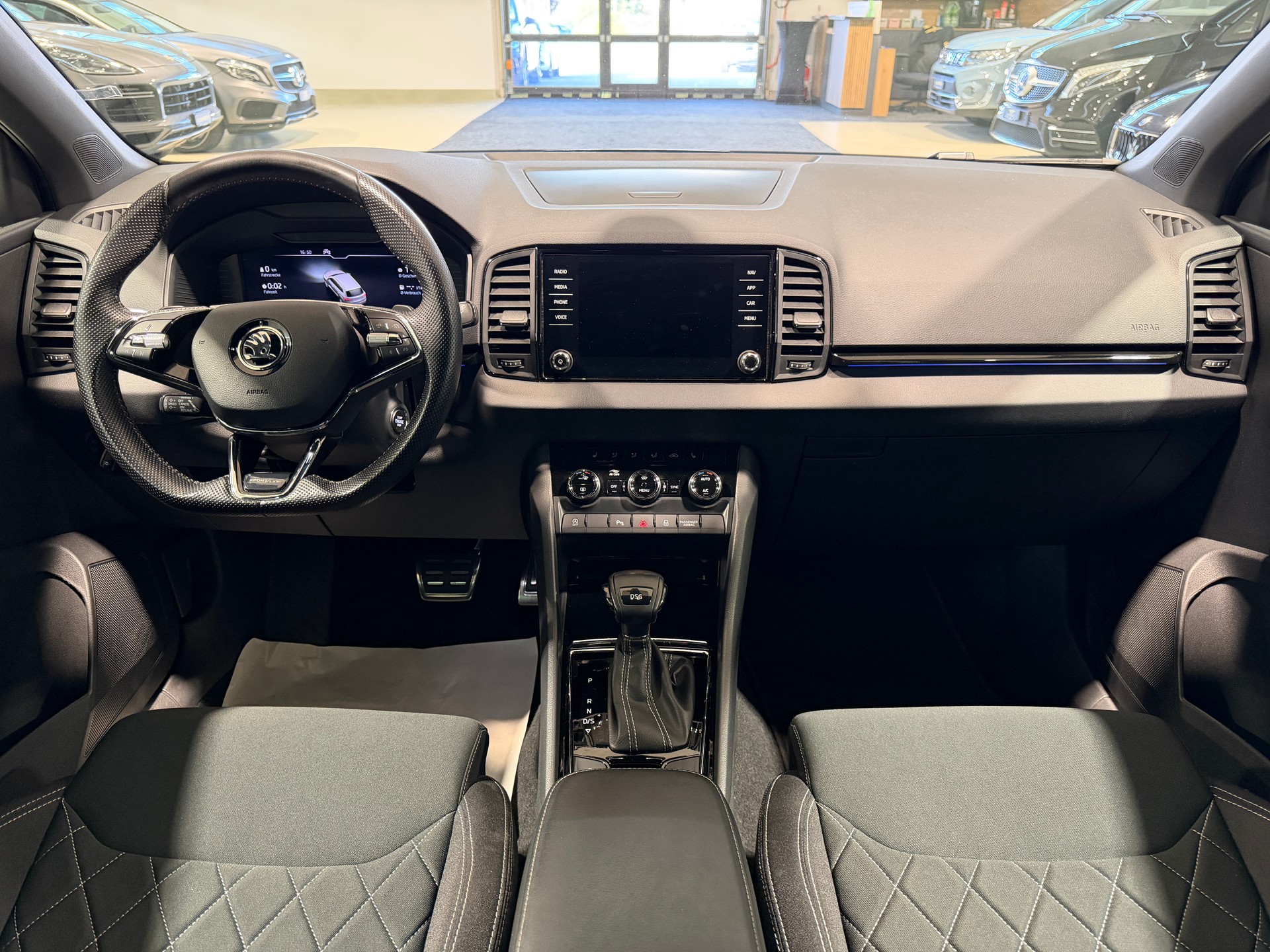 SKODA Karoq 1.5 TSI ACT SportLine DSG-image-16