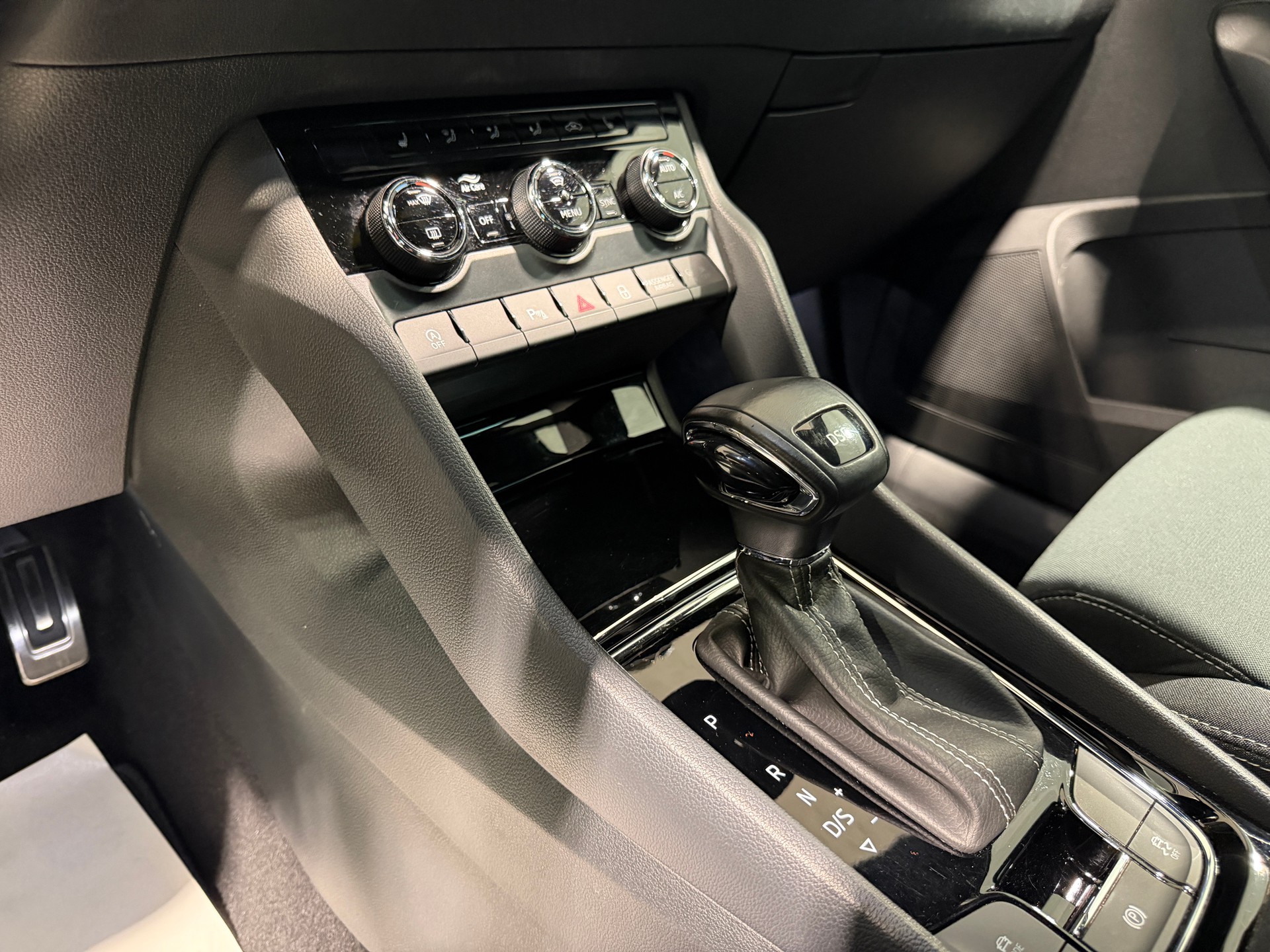 SKODA Karoq 1.5 TSI ACT SportLine DSG-image-18