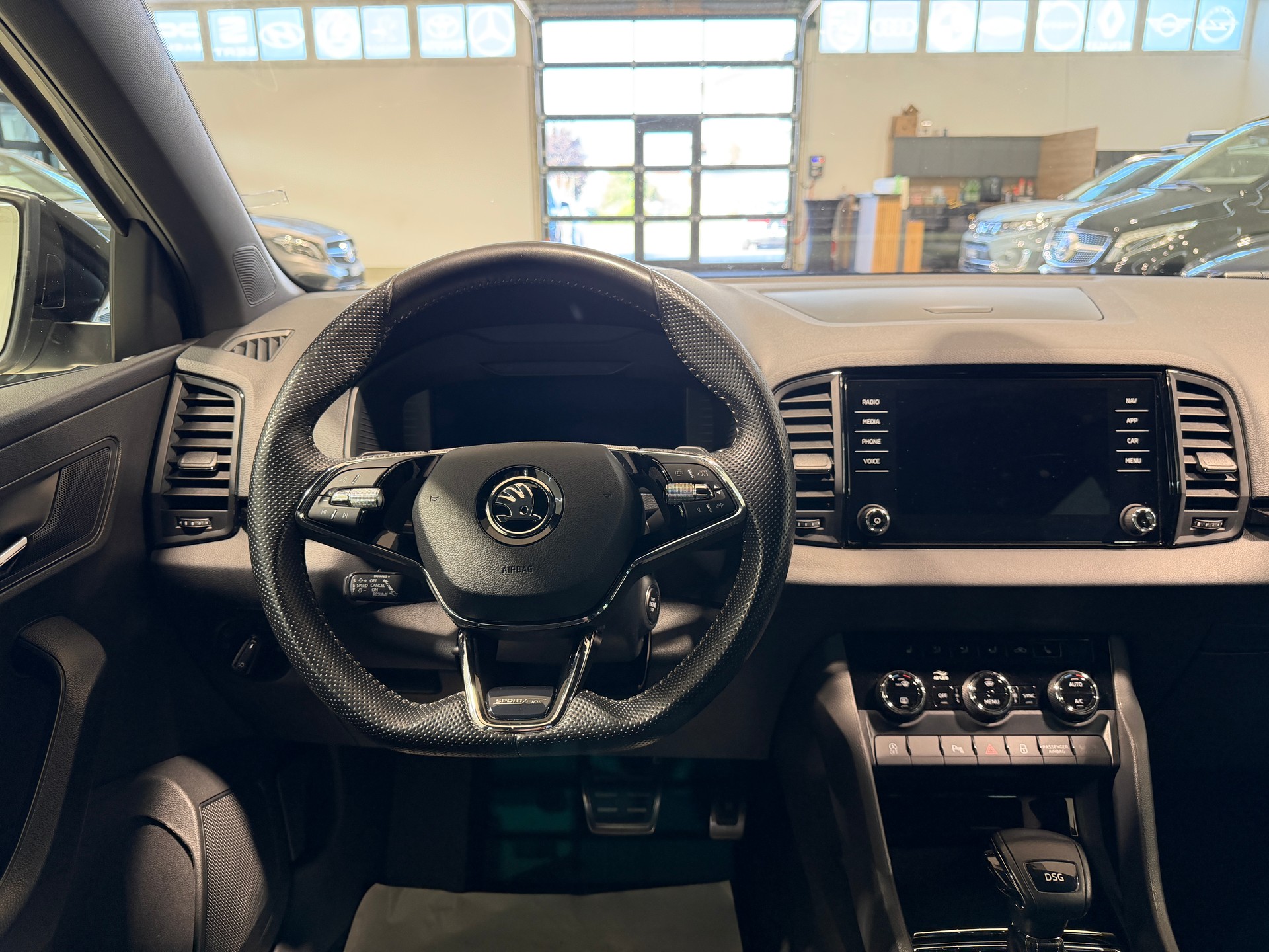SKODA Karoq 1.5 TSI ACT SportLine DSG-image-17