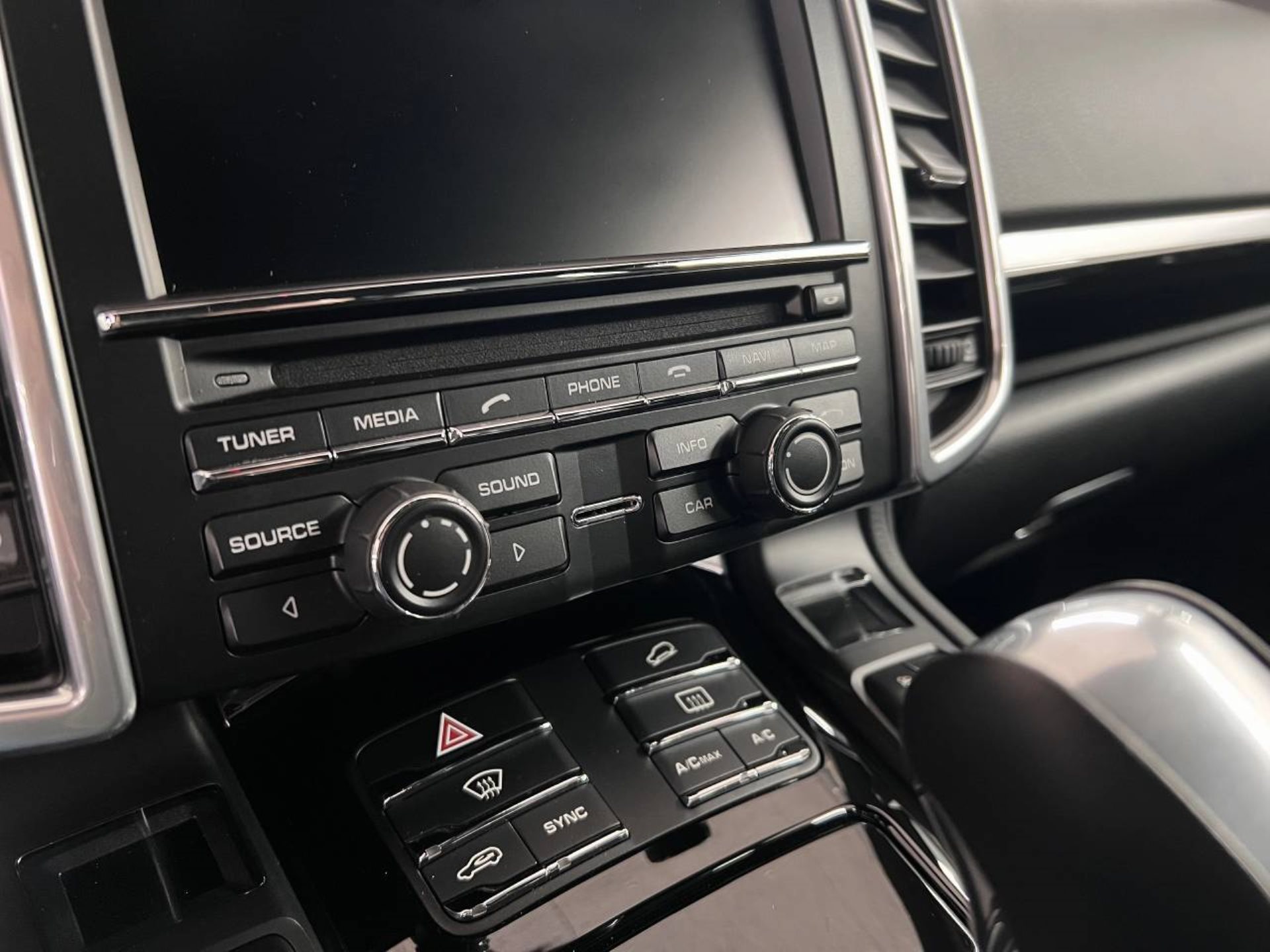 PORSCHE Cayenne S E-Hybrid-image-31
