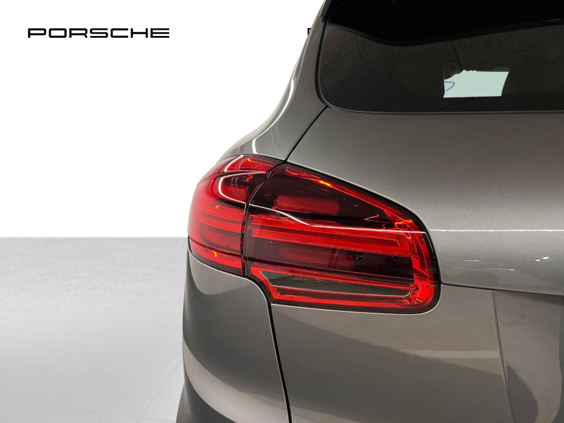 PORSCHE Cayenne S E-Hybrid-image-12