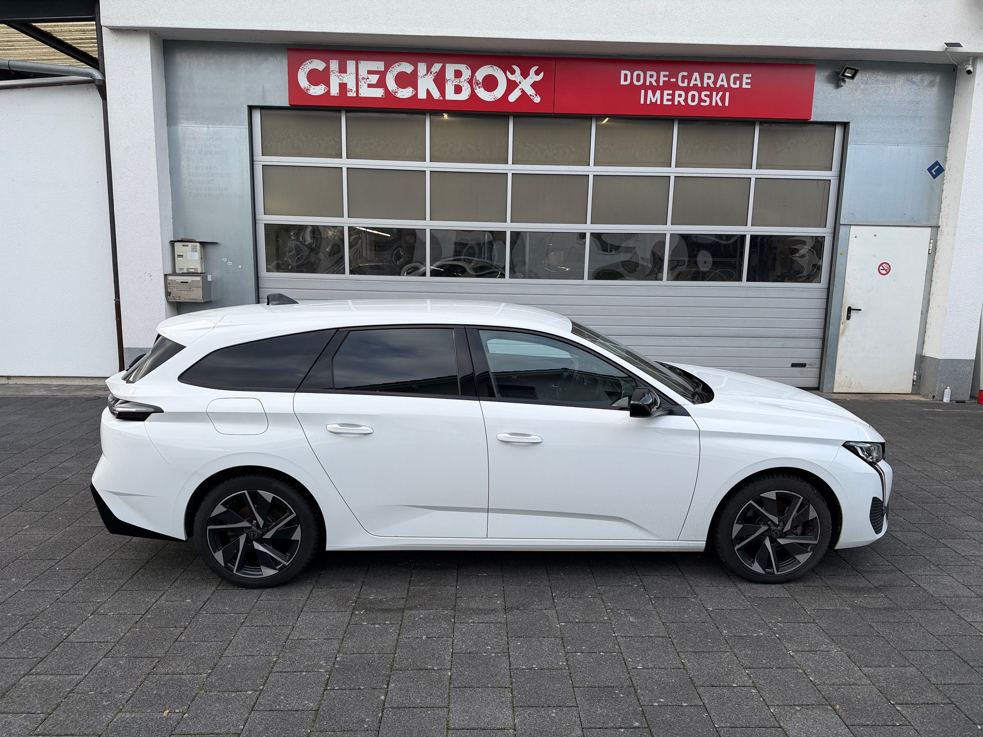 PEUGEOT 308 SW 1.5 BlueHDI Allure EAT8-image-4