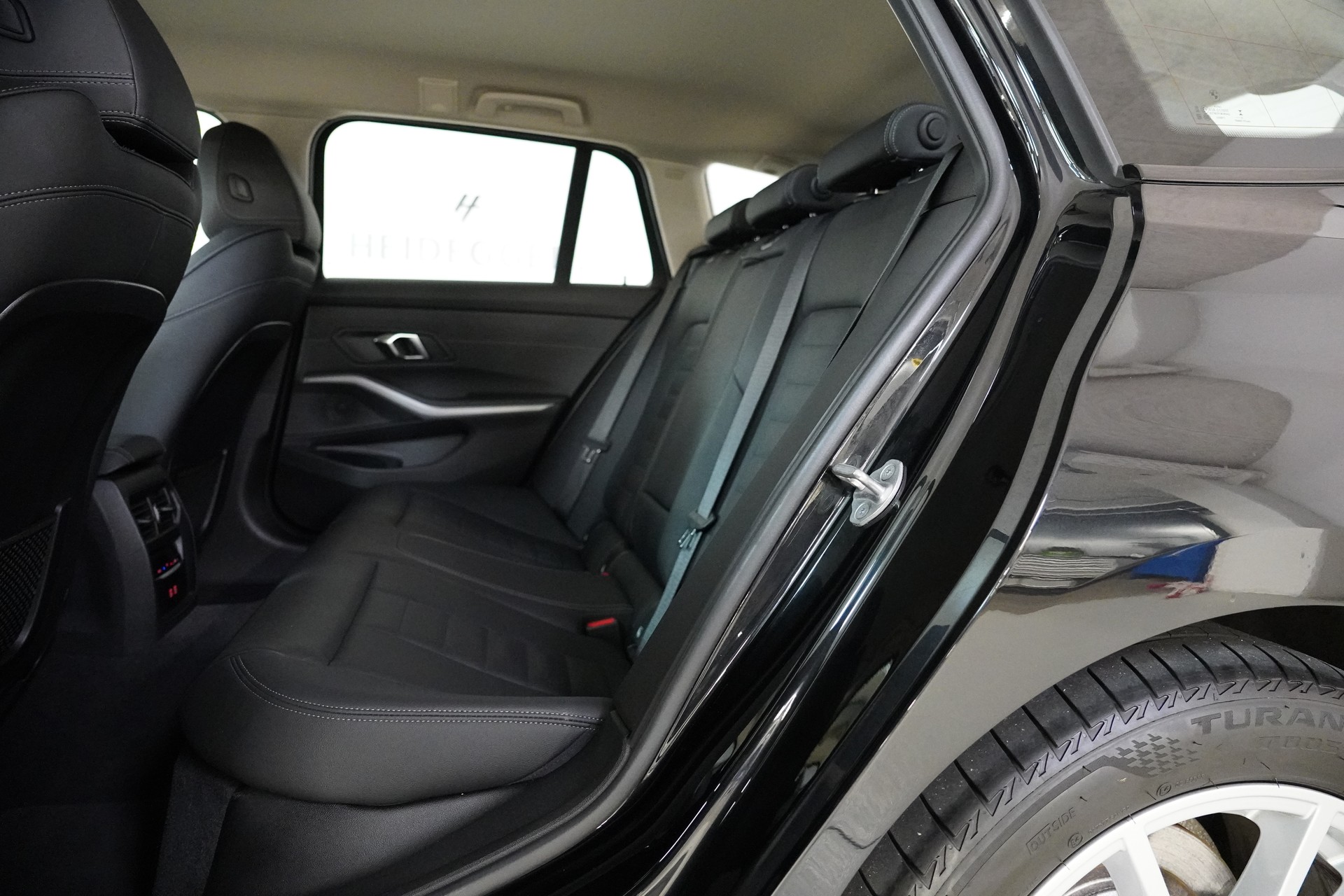 BMW 320d xDrive 48V Touring Steptronic-image-12