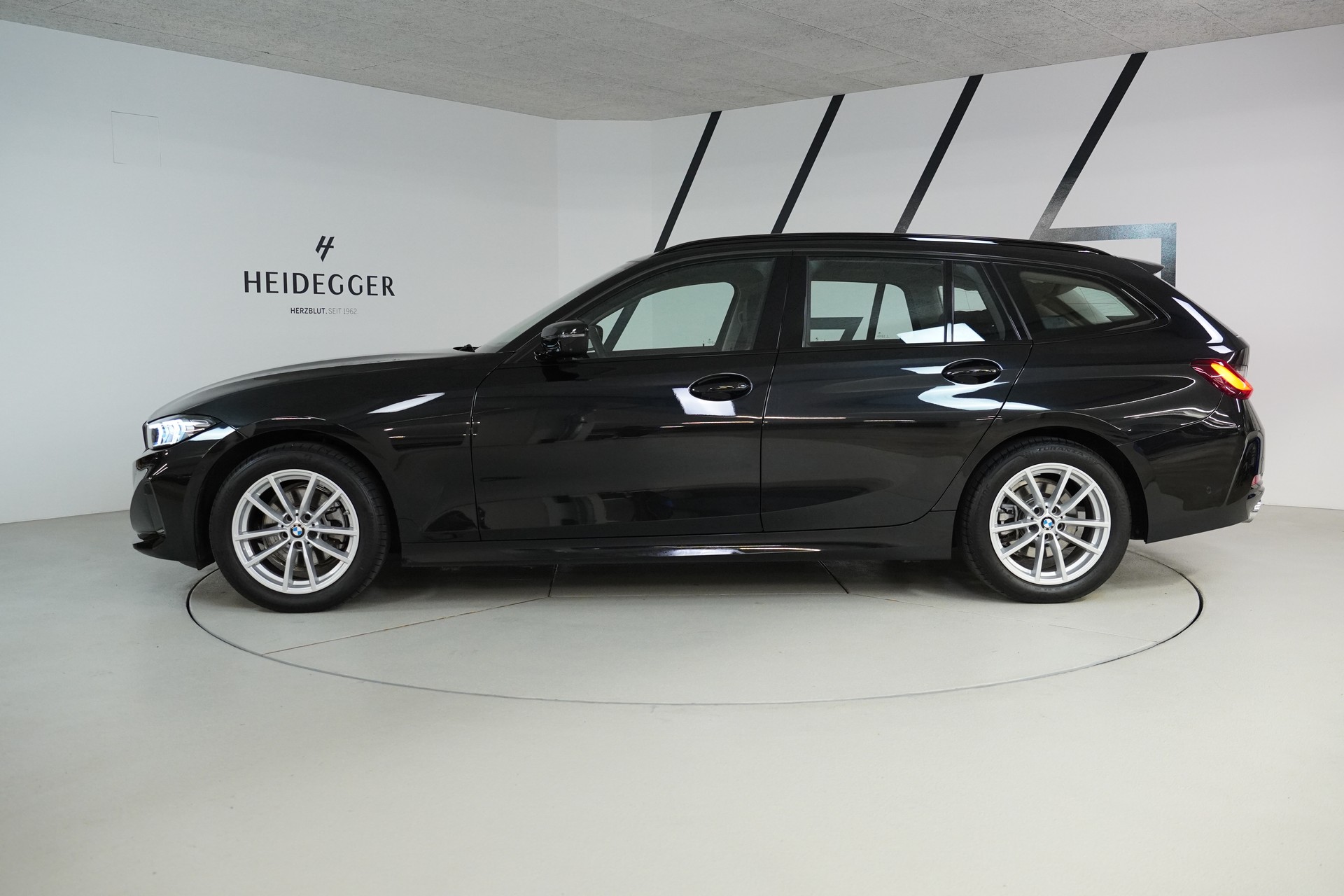 BMW 320d xDrive 48V Touring Steptronic-image-3