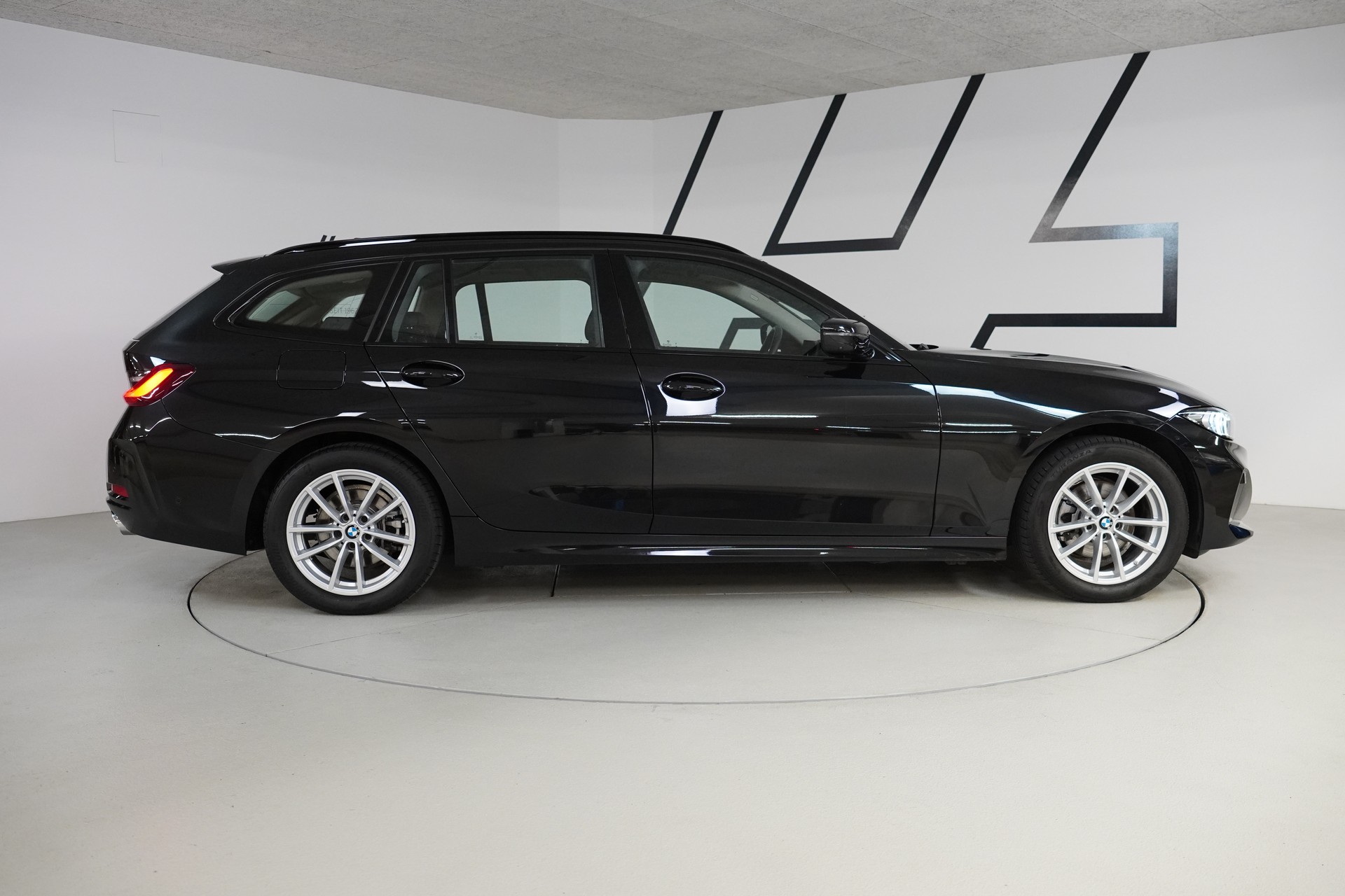 BMW 320d xDrive 48V Touring Steptronic-image-7