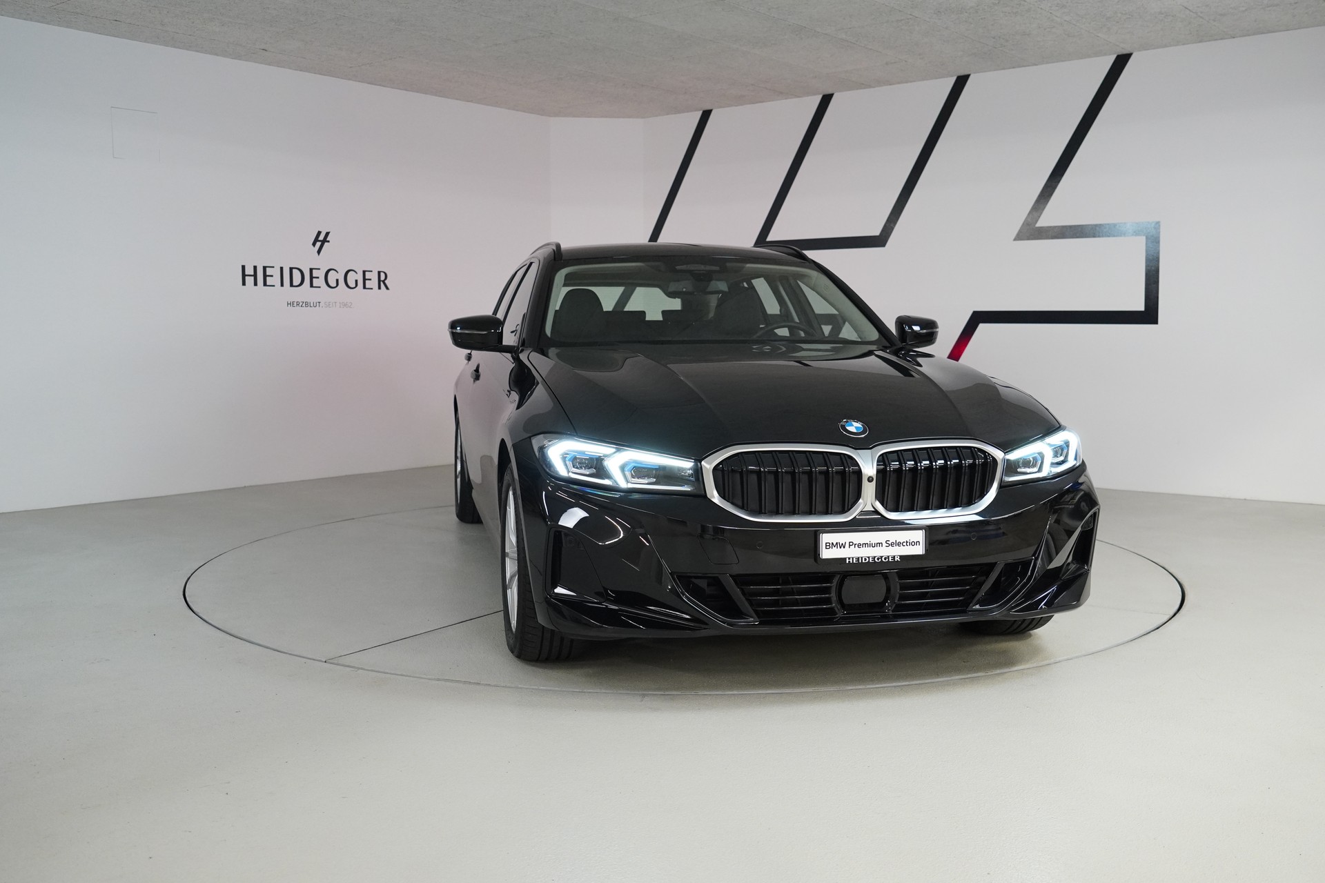 BMW 320d xDrive 48V Touring Steptronic-image-2