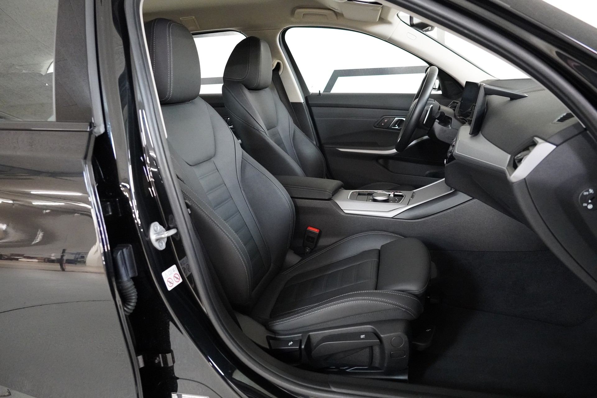 BMW 320d xDrive 48V Touring Steptronic-image-14