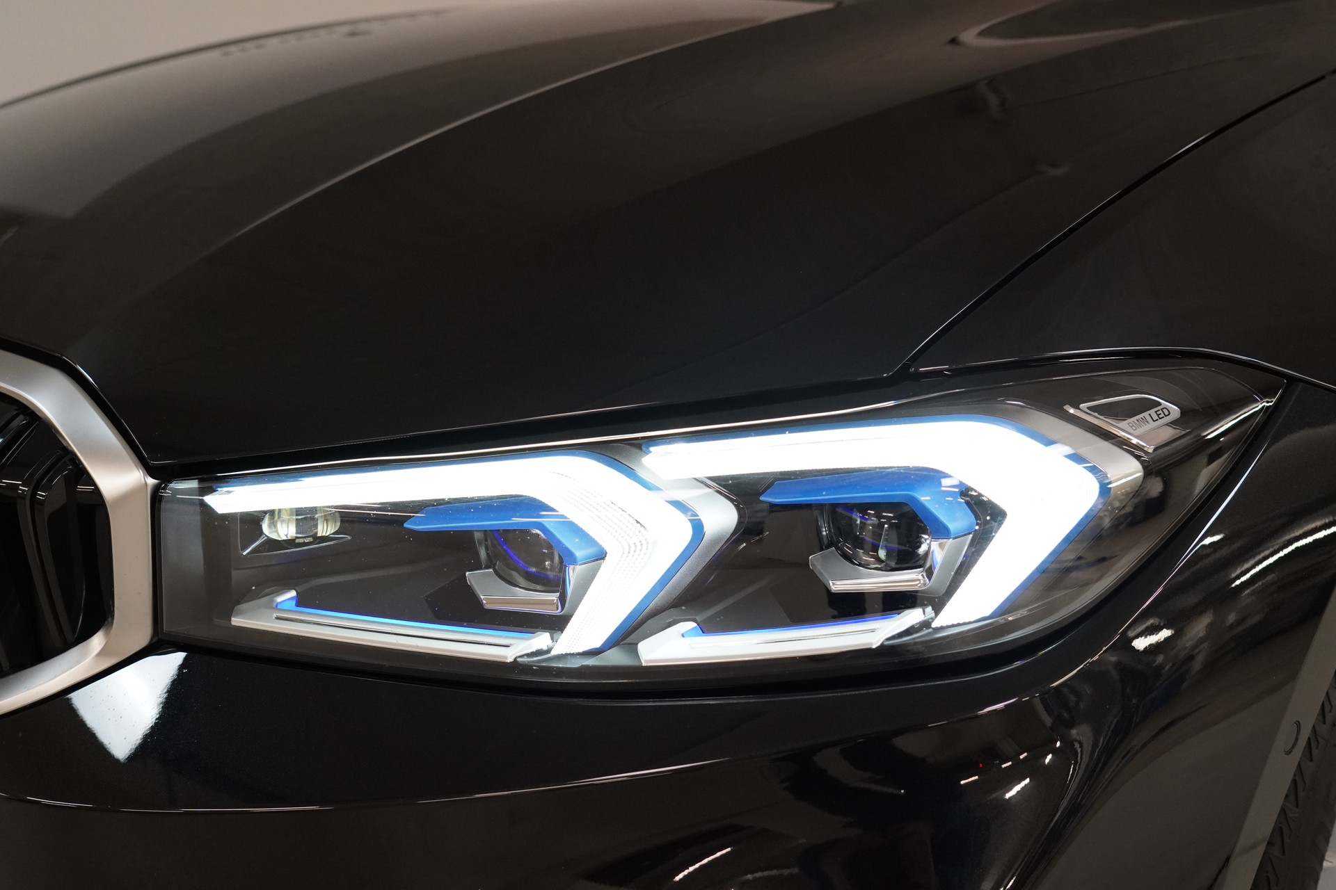 BMW 320d xDrive 48V Touring Steptronic-image-8