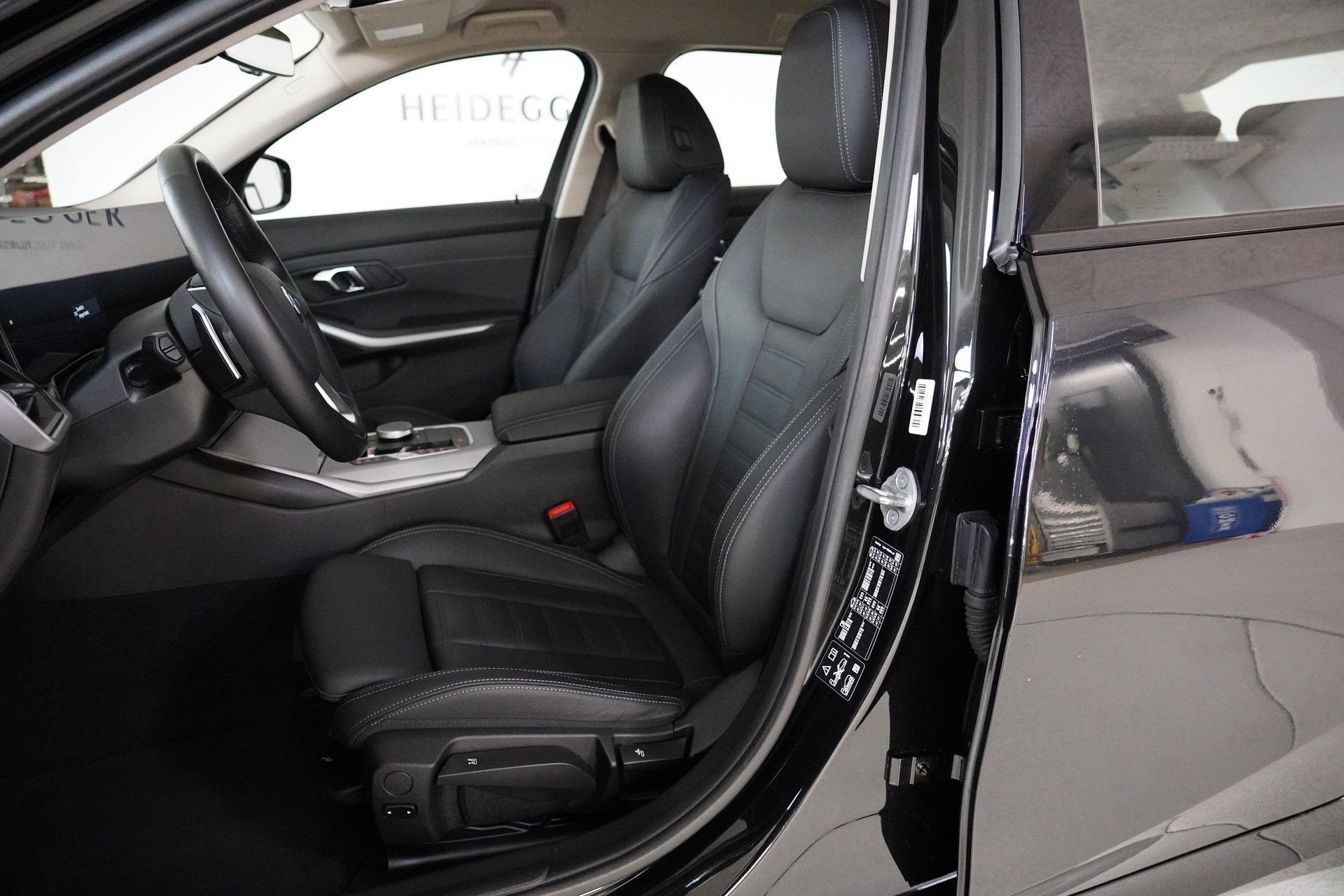 BMW 320d xDrive 48V Touring Steptronic-image-11