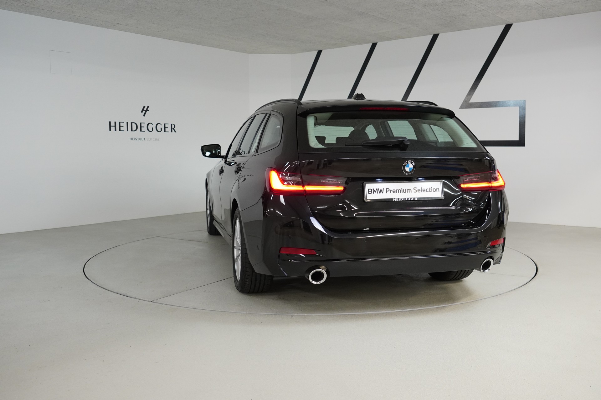 BMW 320d xDrive 48V Touring Steptronic-image-4