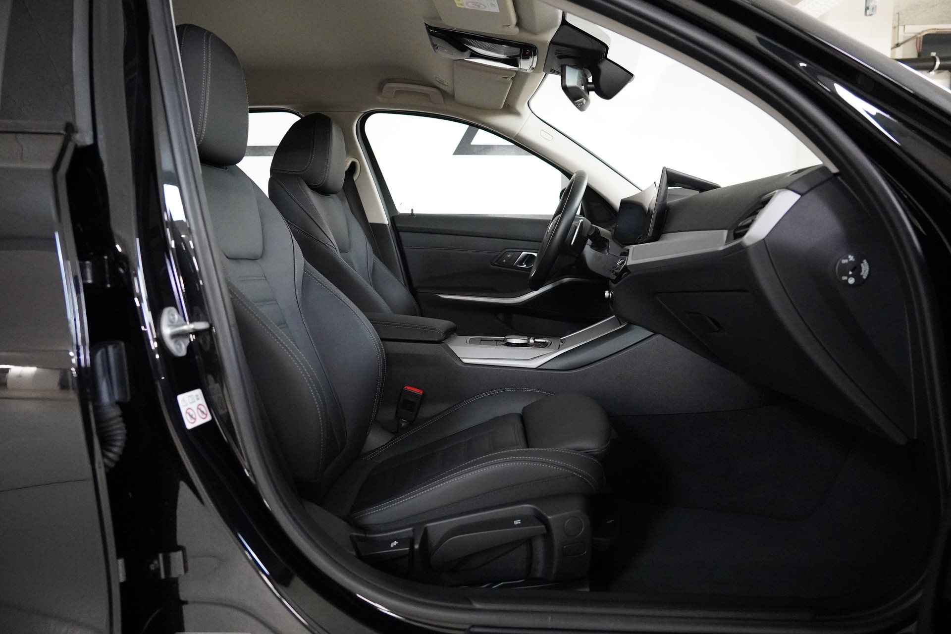 BMW 320d xDrive 48V Touring Steptronic-image-13
