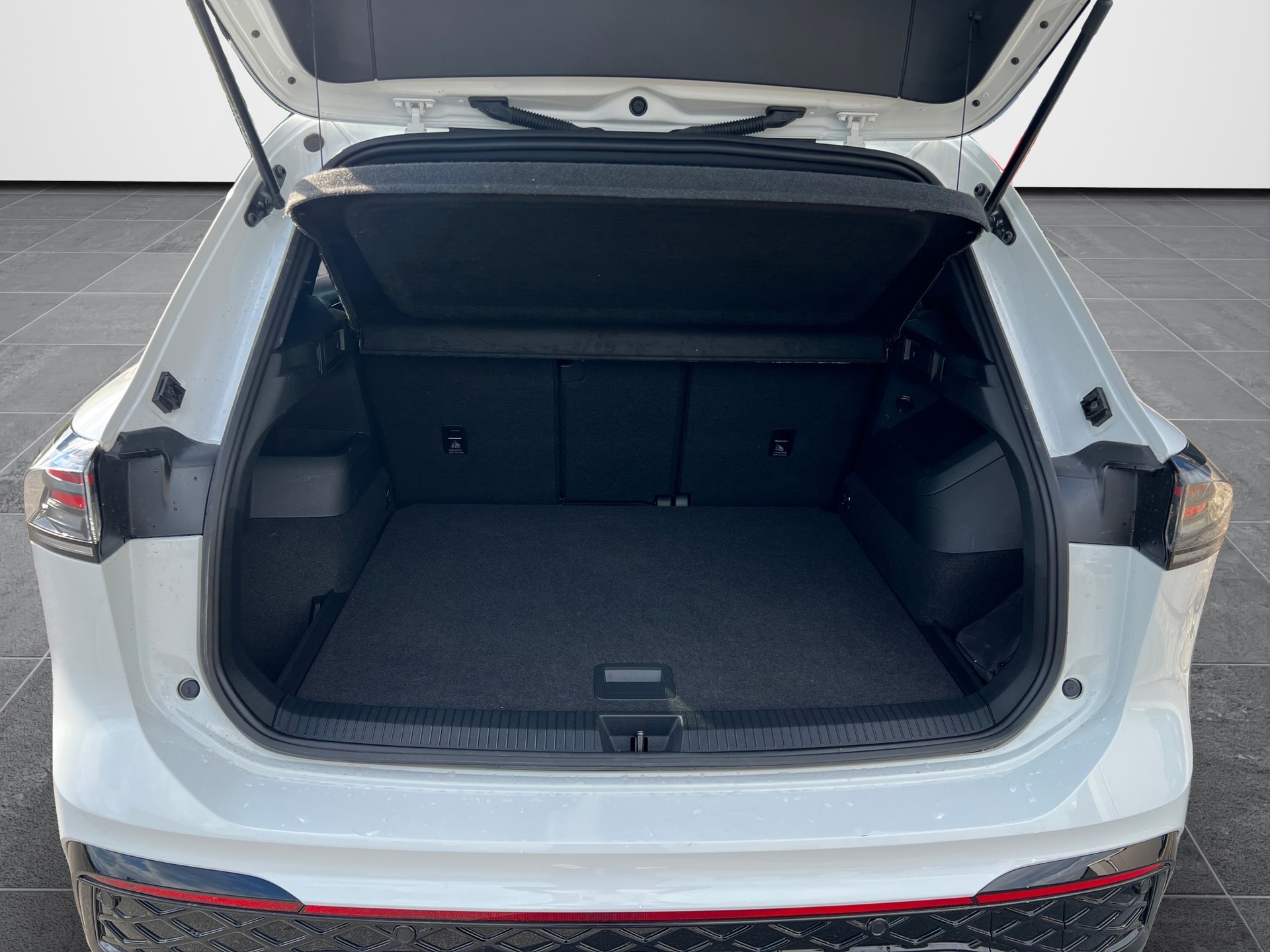 VW Tiguan 2.0 TDI SCR R-Line 4Motion DSG-image-5