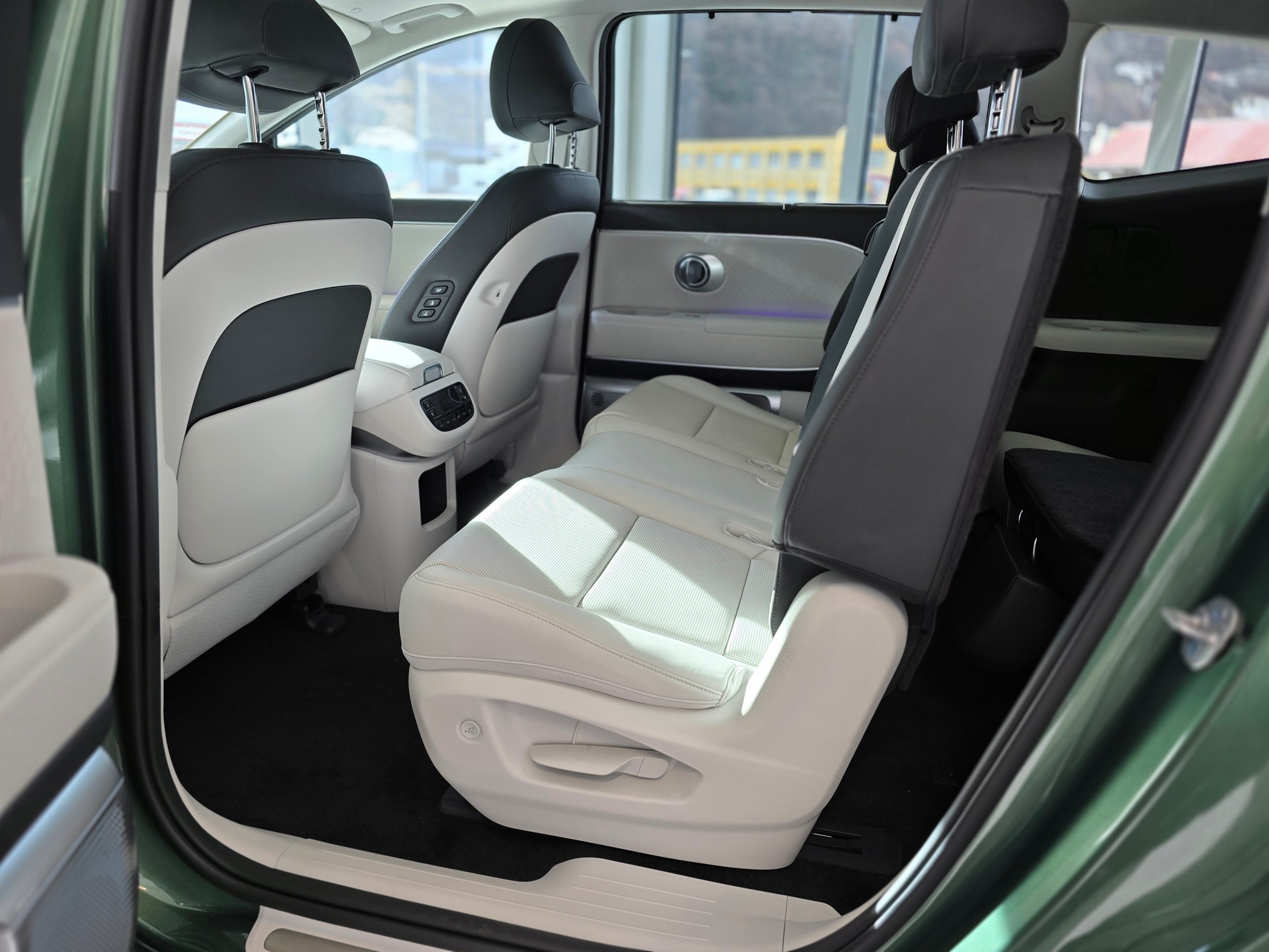HYUNDAI Ioniq 9 110kWh Calli. 4WD-image-11
