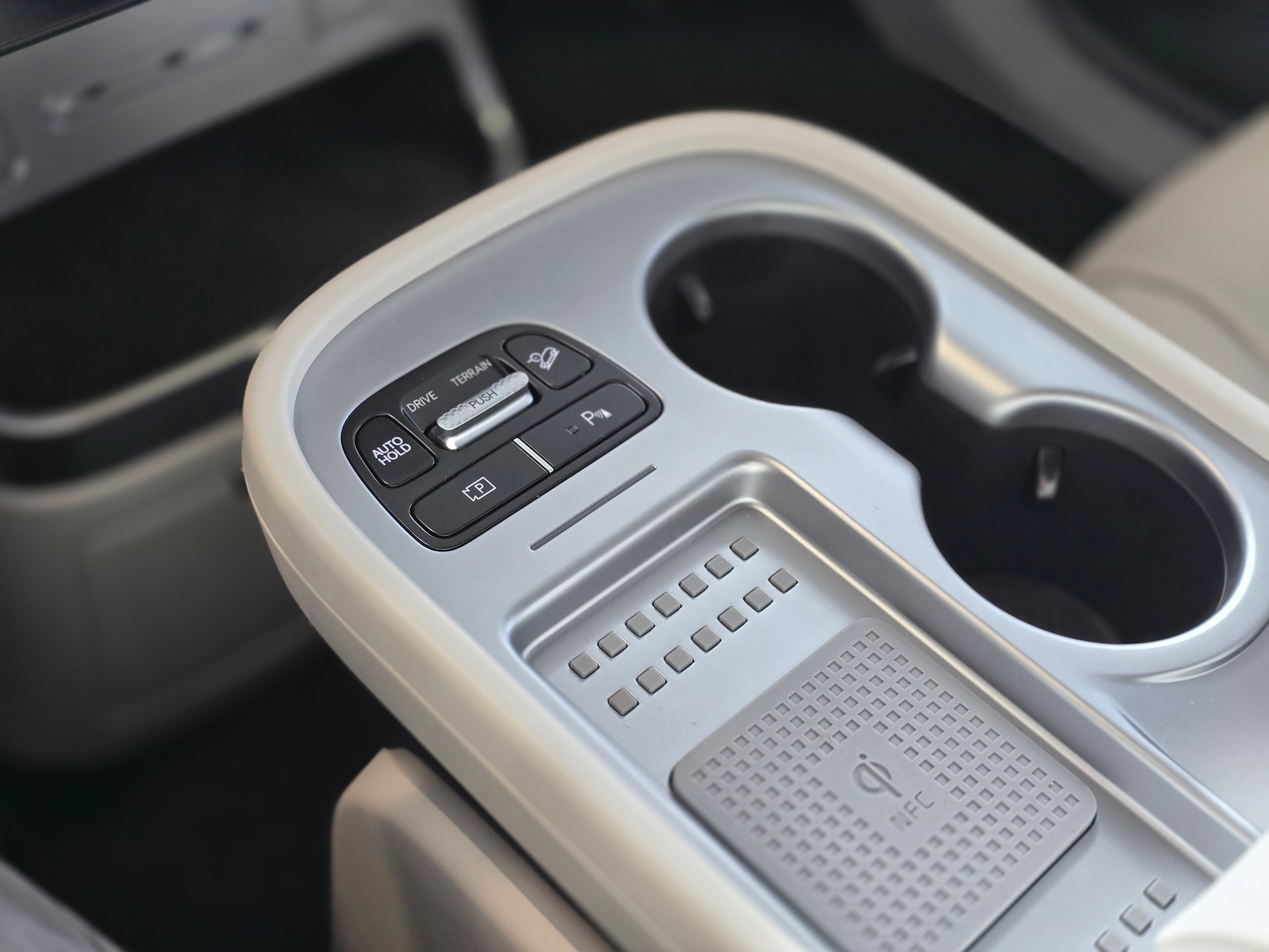 HYUNDAI Ioniq 9 110kWh Calli. 4WD-image-14