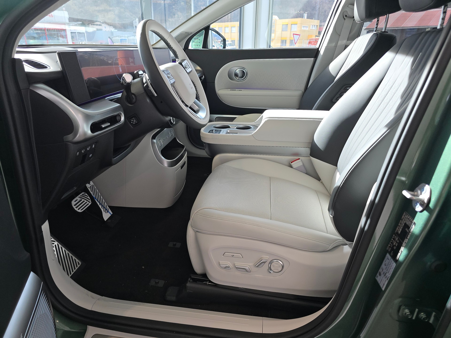 HYUNDAI Ioniq 9 110kWh Calli. 4WD-image-4