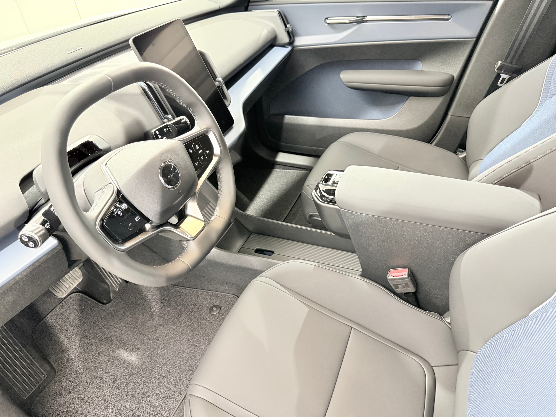 VOLVO EX 30 E60 Twin Plus Performance-showroom-element-3