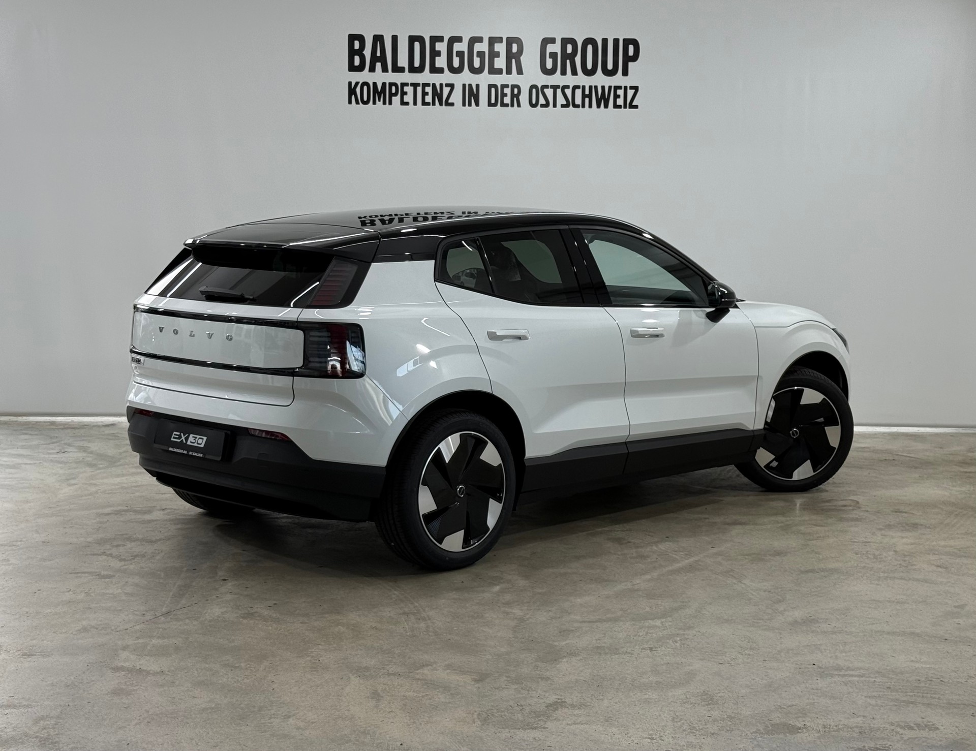 VOLVO EX 30 E60 Twin Plus Performance-showroom-element-2