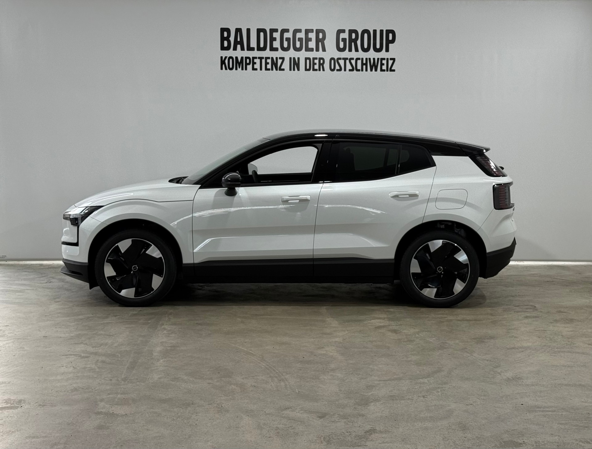 VOLVO EX 30 E60 Twin Plus Performance-showroom-element-1