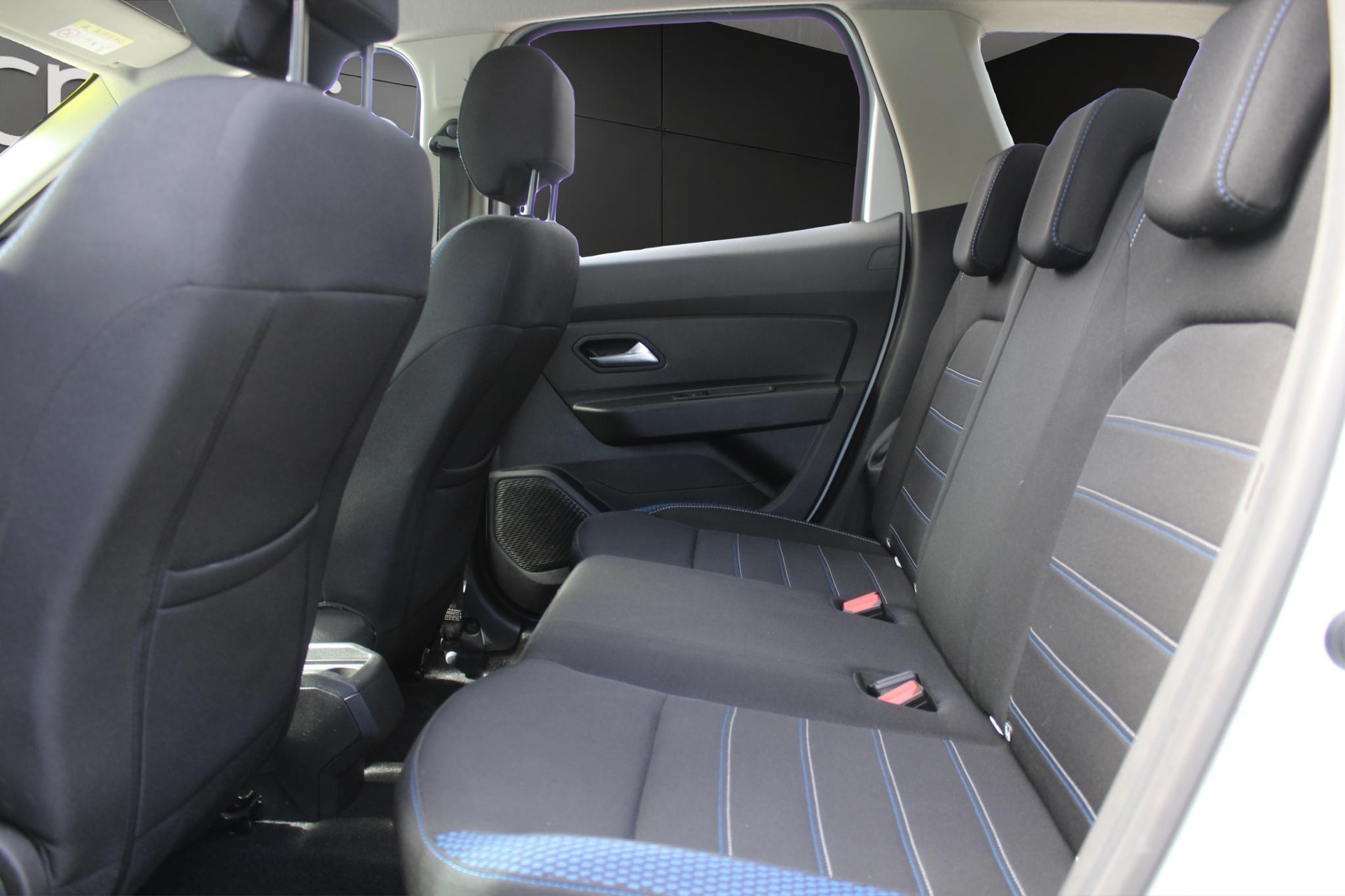 DACIA Duster 1.3 TCe Celebration 4WD-image-8