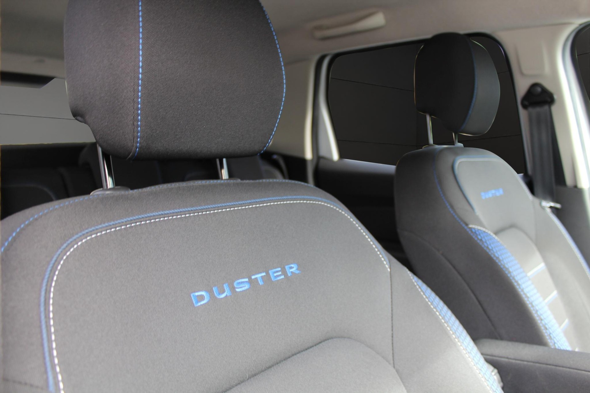 DACIA Duster 1.3 TCe Celebration 4WD-image-10
