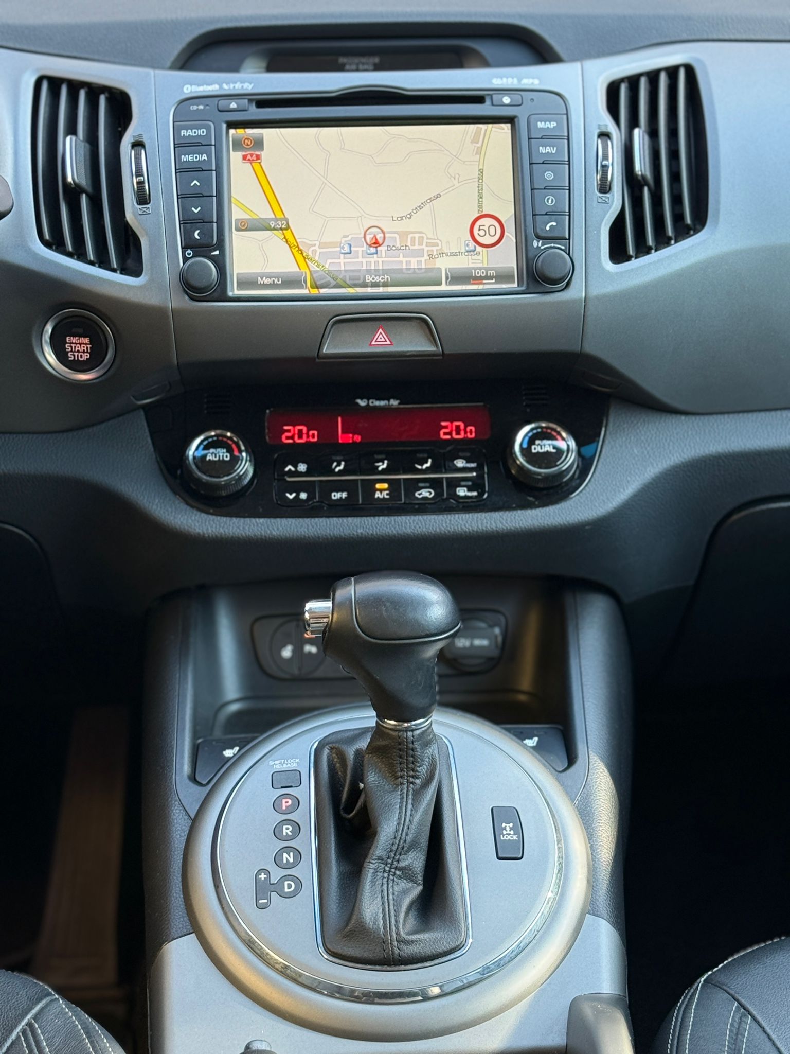 KIA Sportage 2.0 CRDi Style-image-12