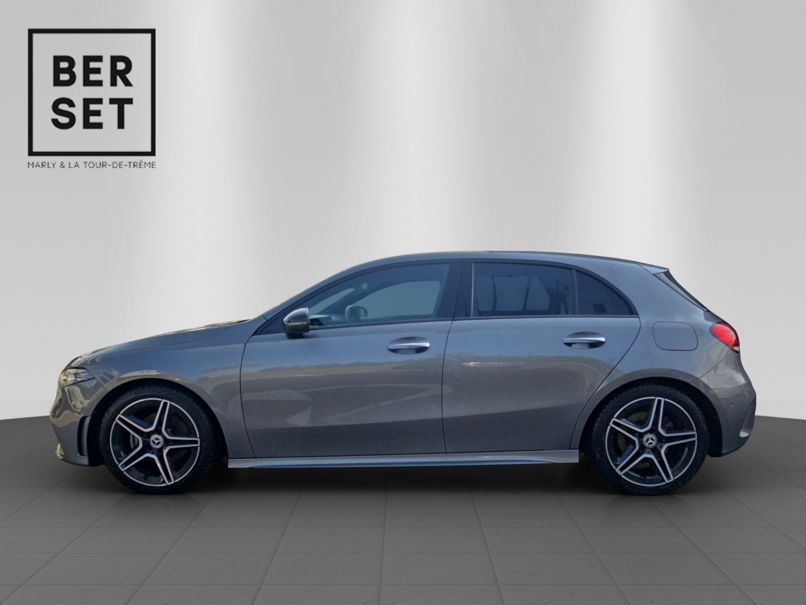 MERCEDES-BENZ A 200 AMG Line-showroom-element-1