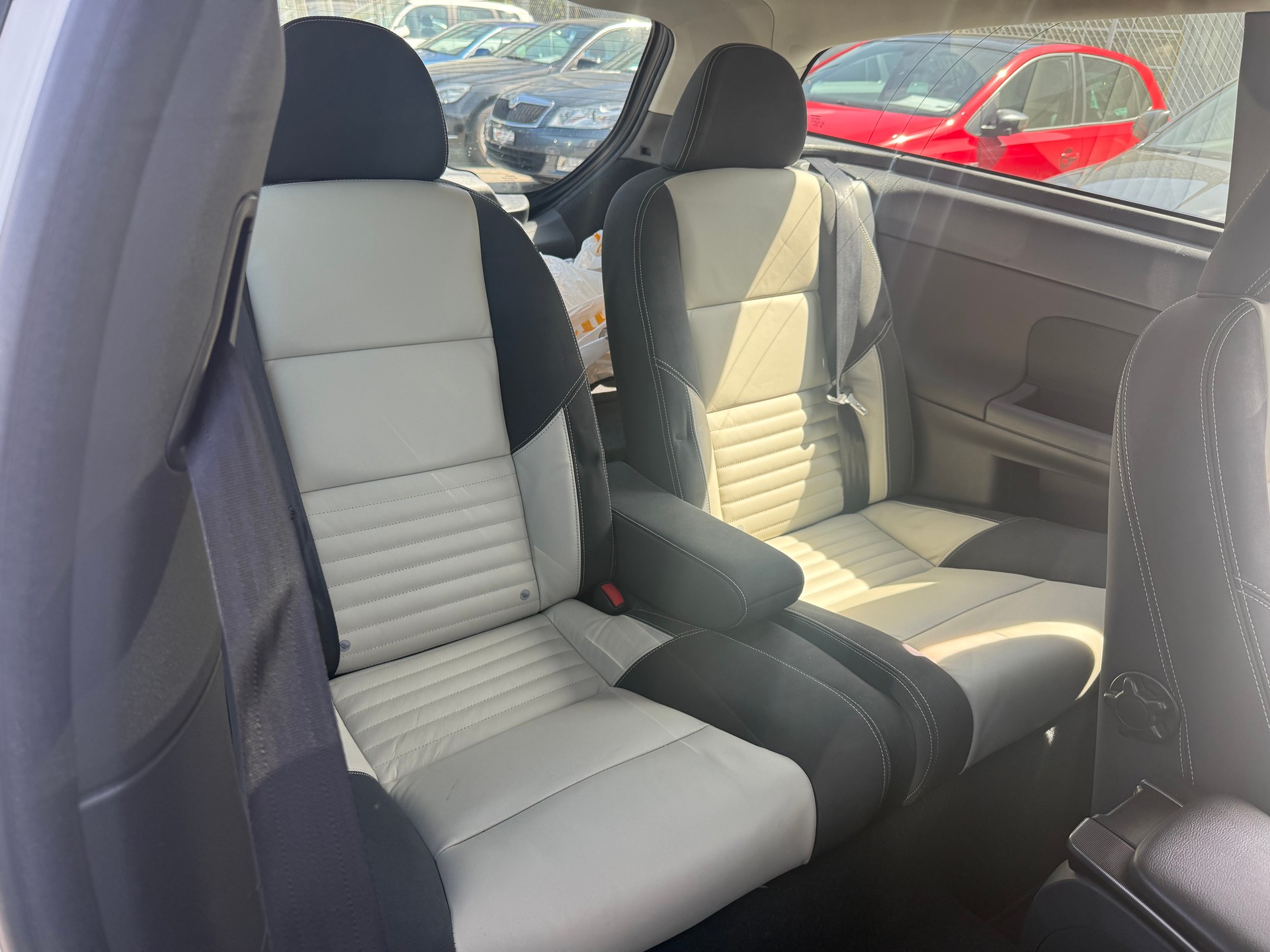VOLVO C30 D3 R-Design 150PS / Frisch ab MFK / Zahnriemen ersetzt / 8-fach bereift / Navi / Sitzheizung / Xenon-image-11