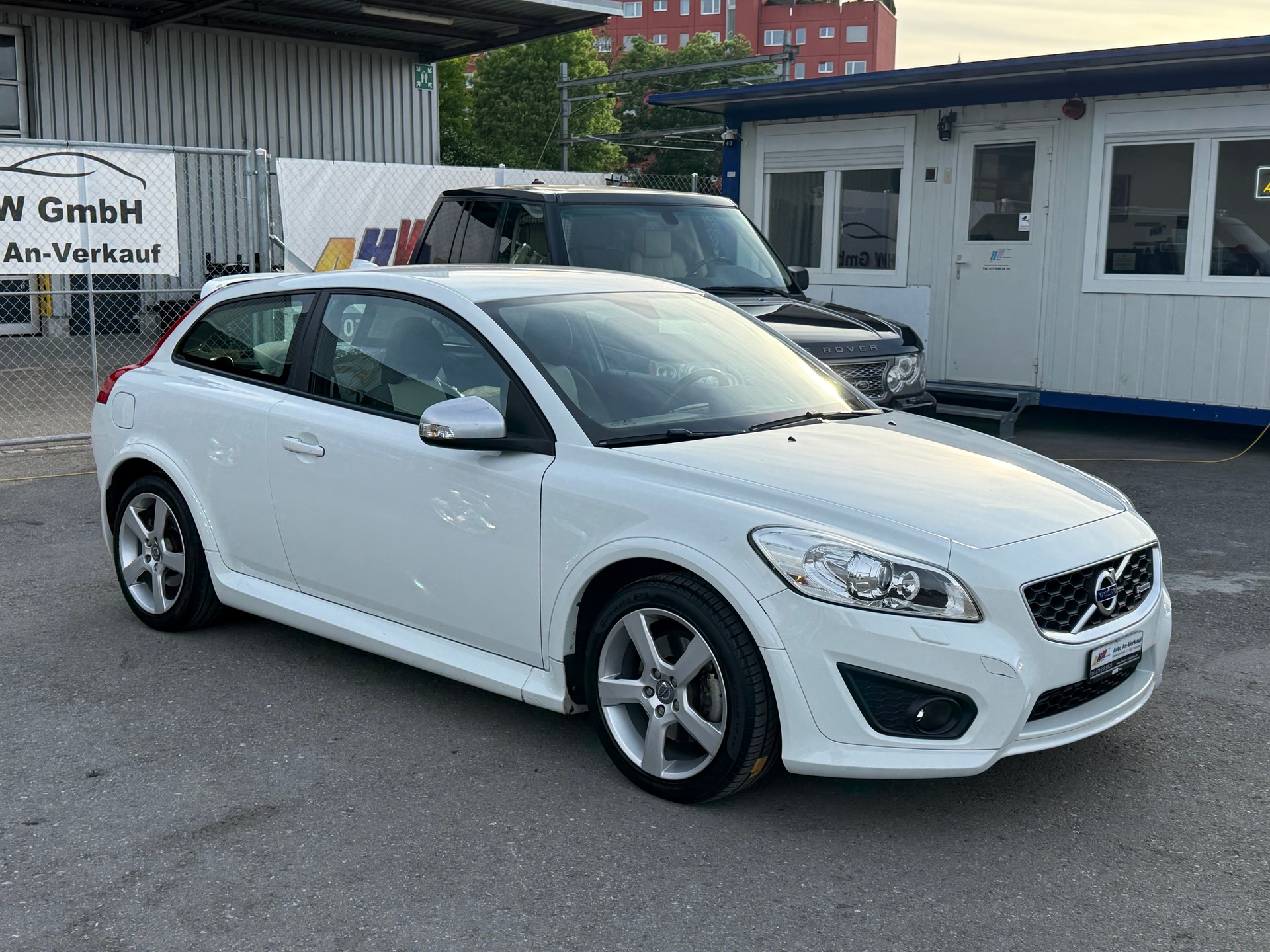VOLVO C30 D3 R-Design 150PS / Frisch ab MFK / Zahnriemen ersetzt / 8-fach bereift / Navi / Sitzheizung / Xenon-image-2