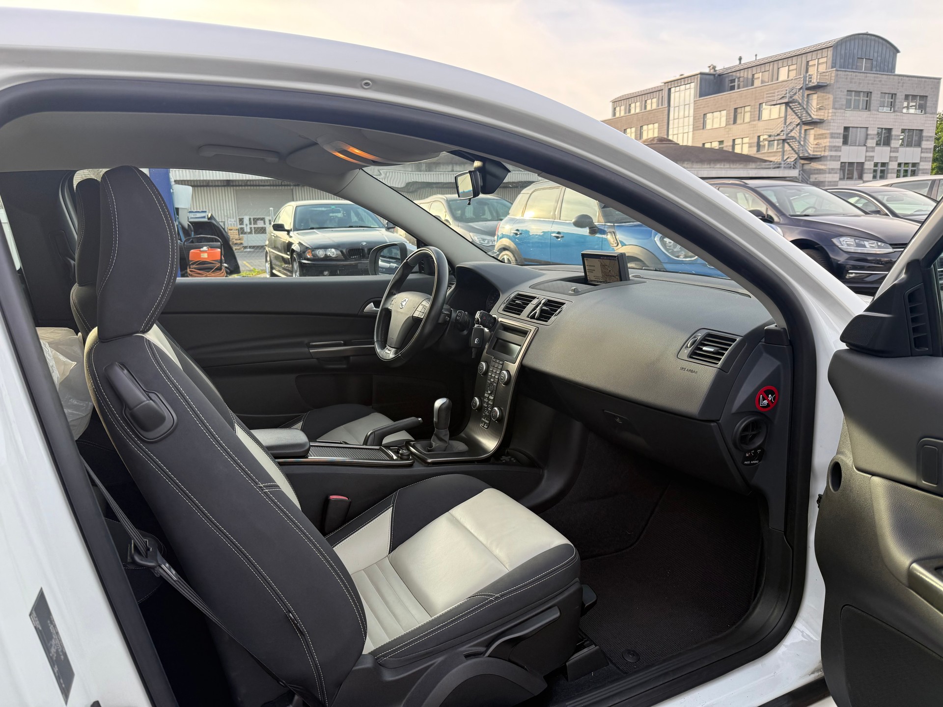 VOLVO C30 D3 R-Design 150PS / Frisch ab MFK / Zahnriemen ersetzt / 8-fach bereift / Navi / Sitzheizung / Xenon-image-7