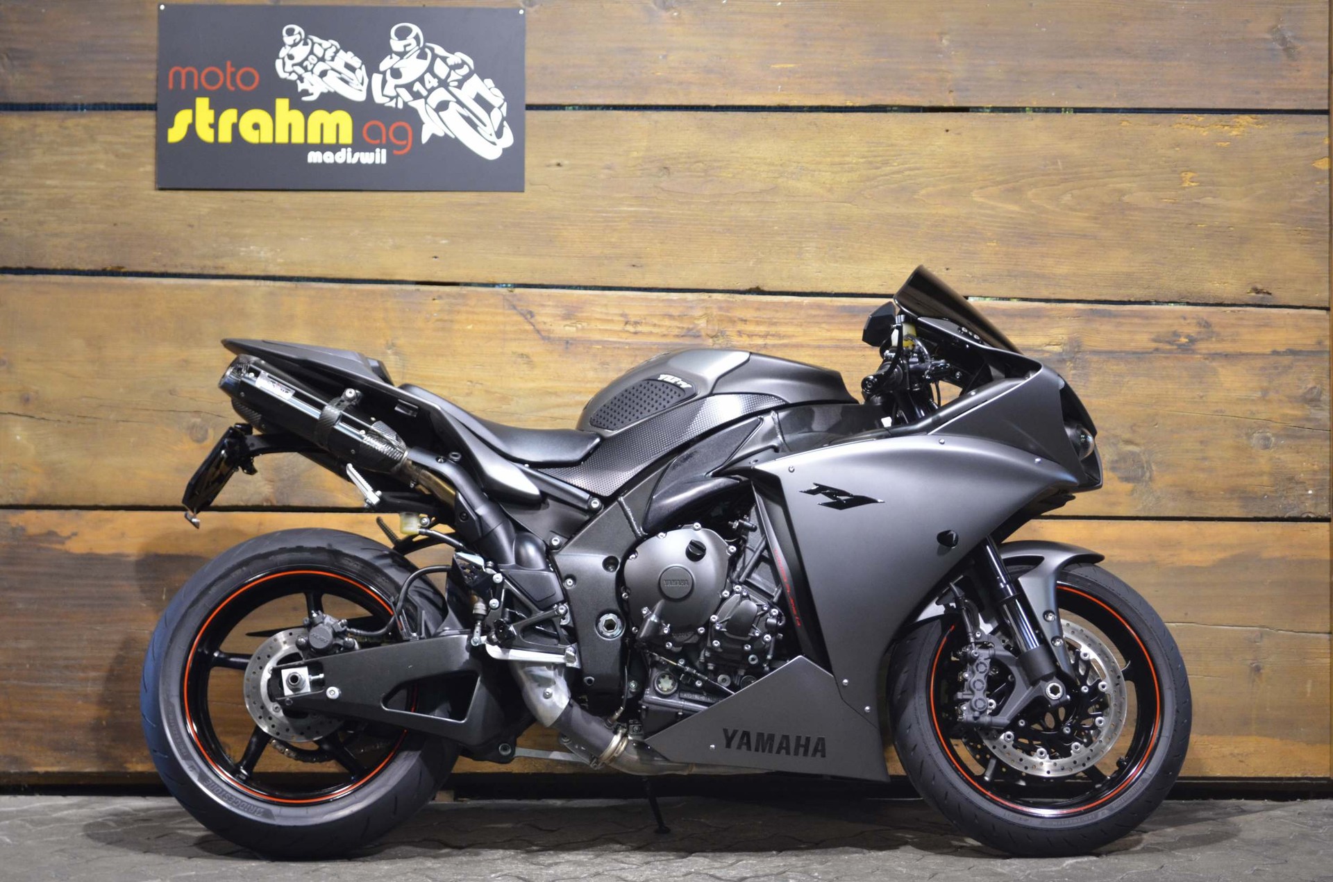 YAMAHA YZF-R1-showroom-element-1