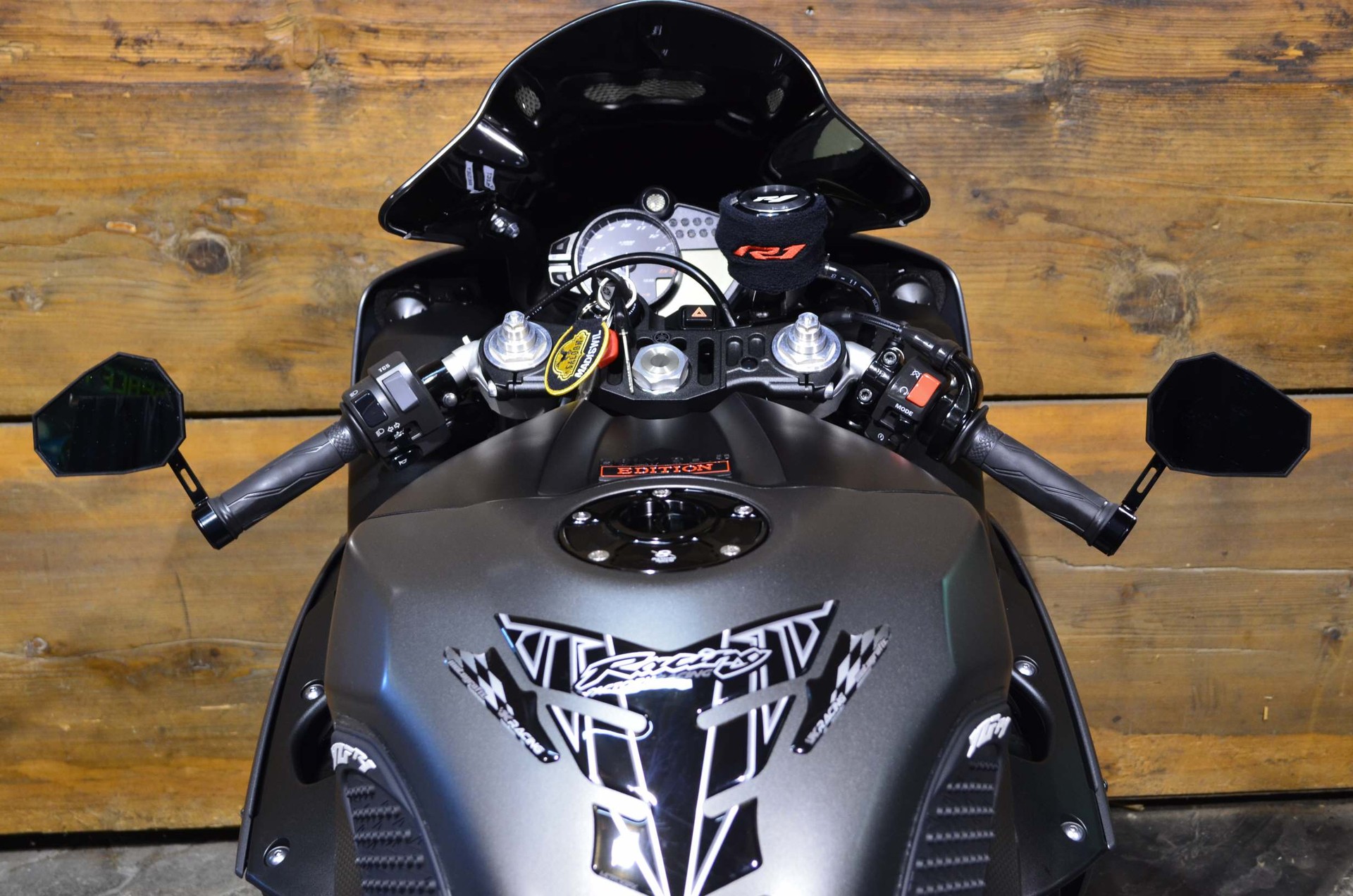 YAMAHA YZF-R1-showroom-element-2