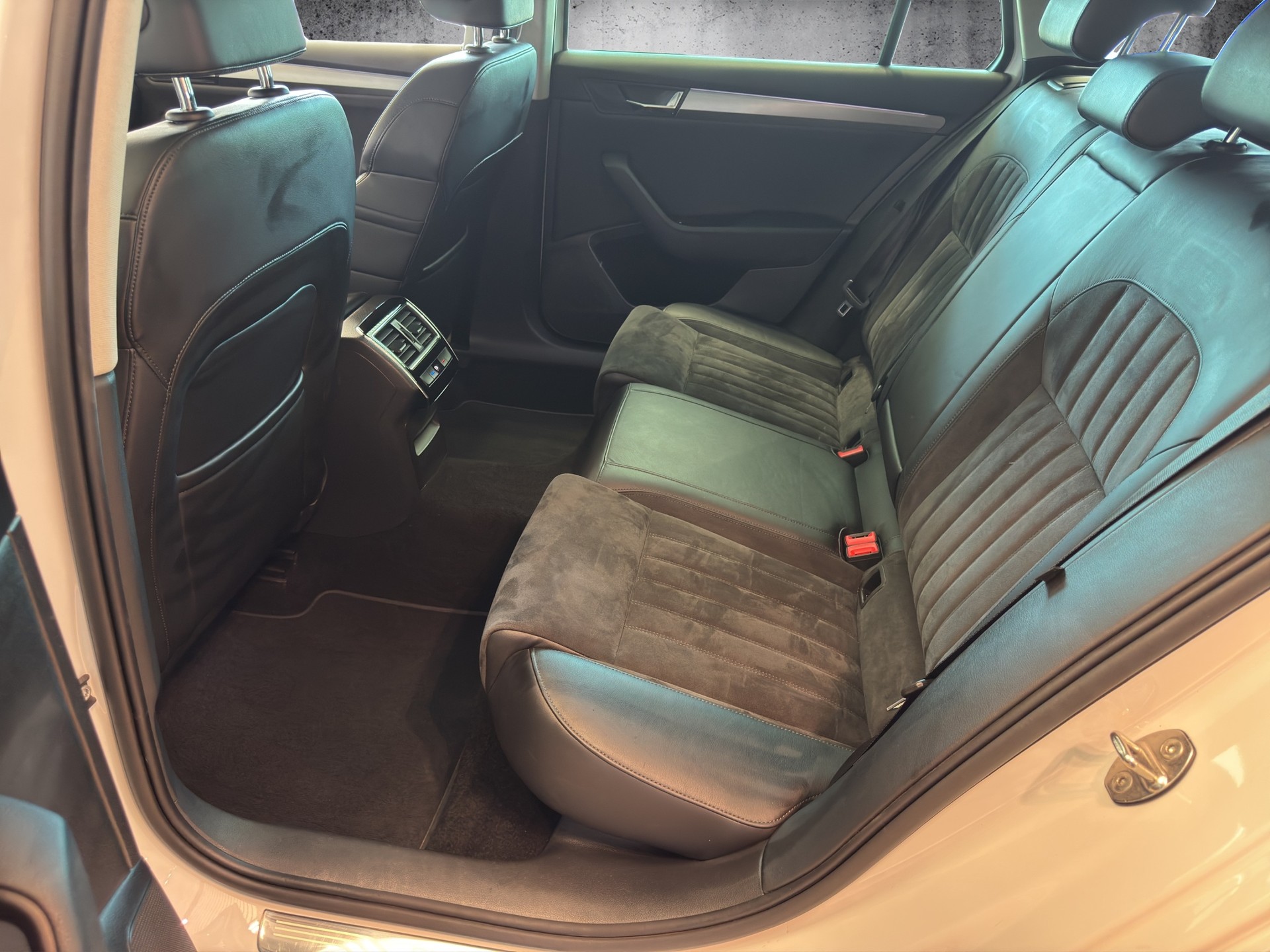 SKODA Superb Combi 2.0 TSI Style DSG-image-9