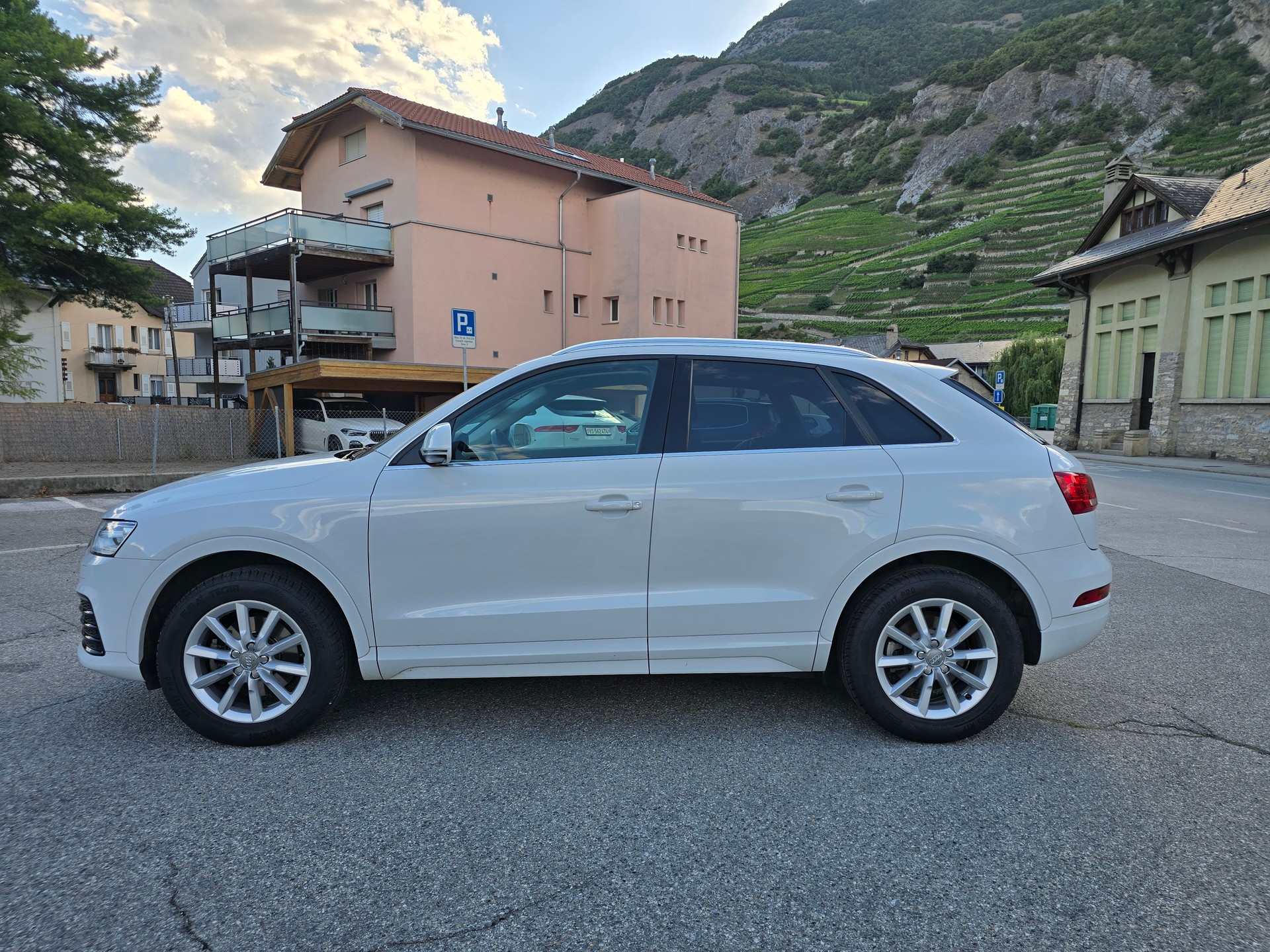 AUDI Q3 2.0 TFSI sport quattro S-tronic-image-2