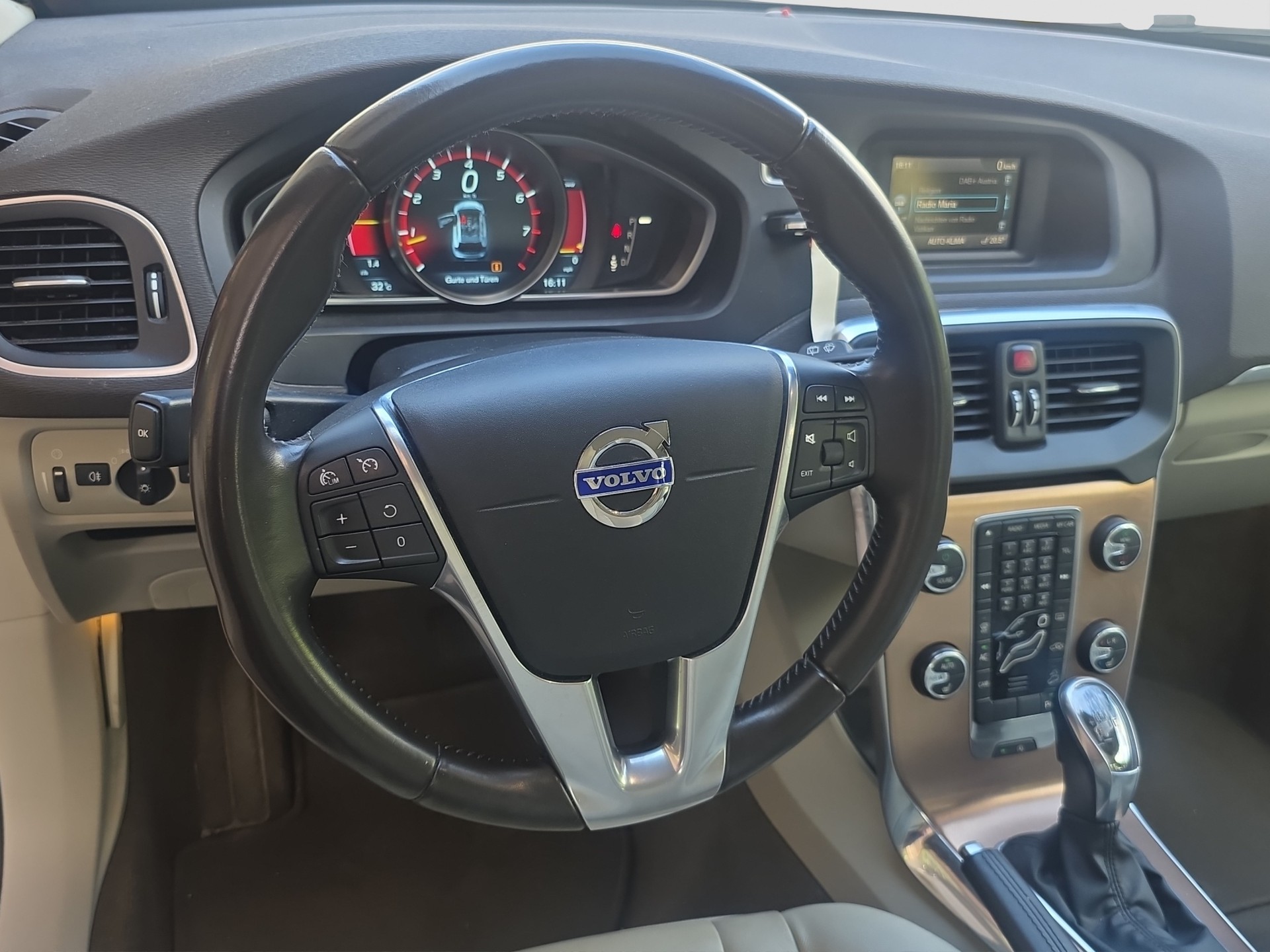 VOLVO V40 Cross Country T5 AWD Summum Geartronic-image-3