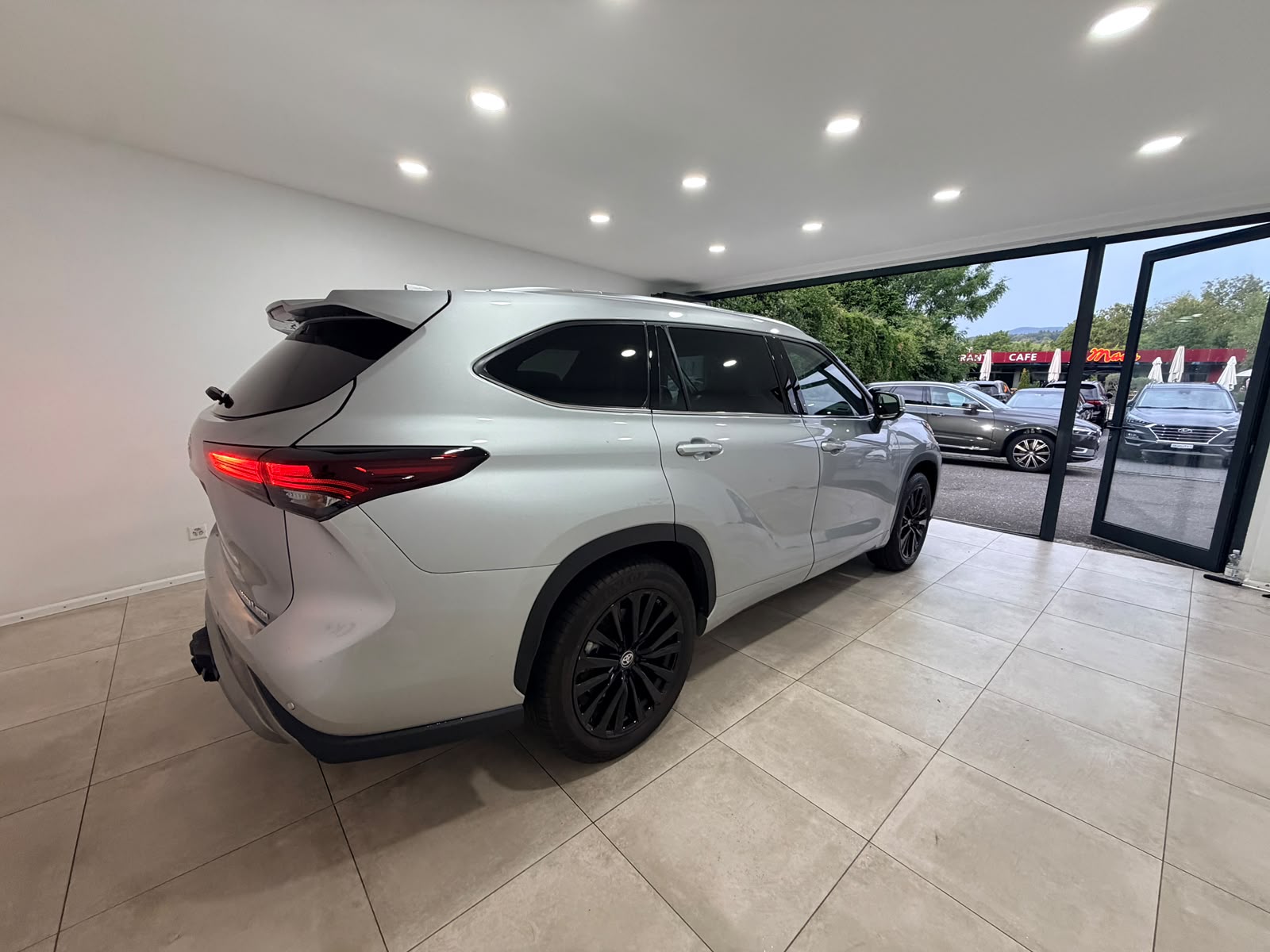TOYOTA Highlander 2.5 HSD Premium e-CVT*Vollaustattung*15 Jahre Werksgarantie*CH Fahrzeug*7 Plätzer*-image-6