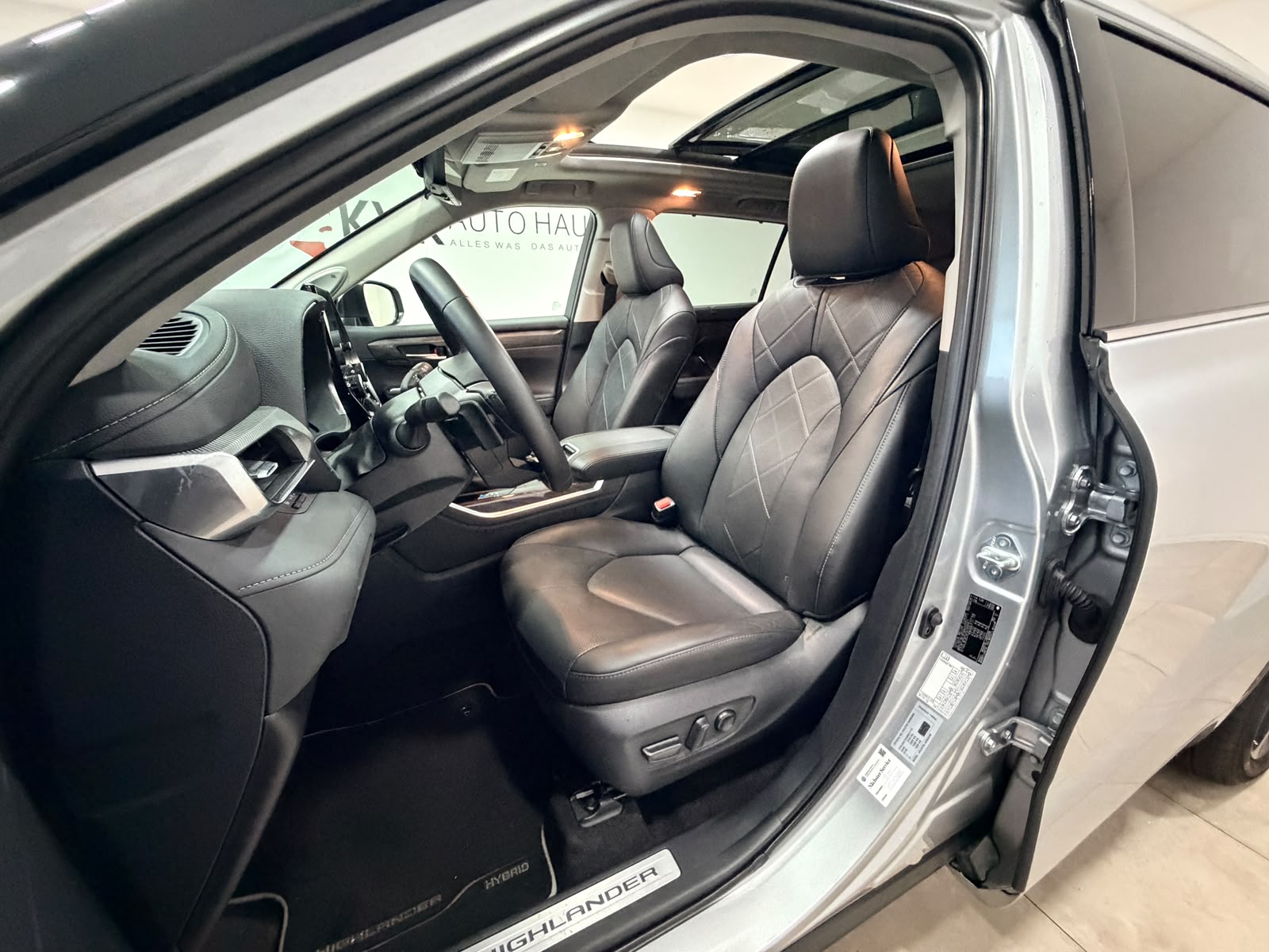 TOYOTA Highlander 2.5 HSD Premium e-CVT*Vollaustattung*15 Jahre Werksgarantie*CH Fahrzeug*7 Plätzer*-image-16