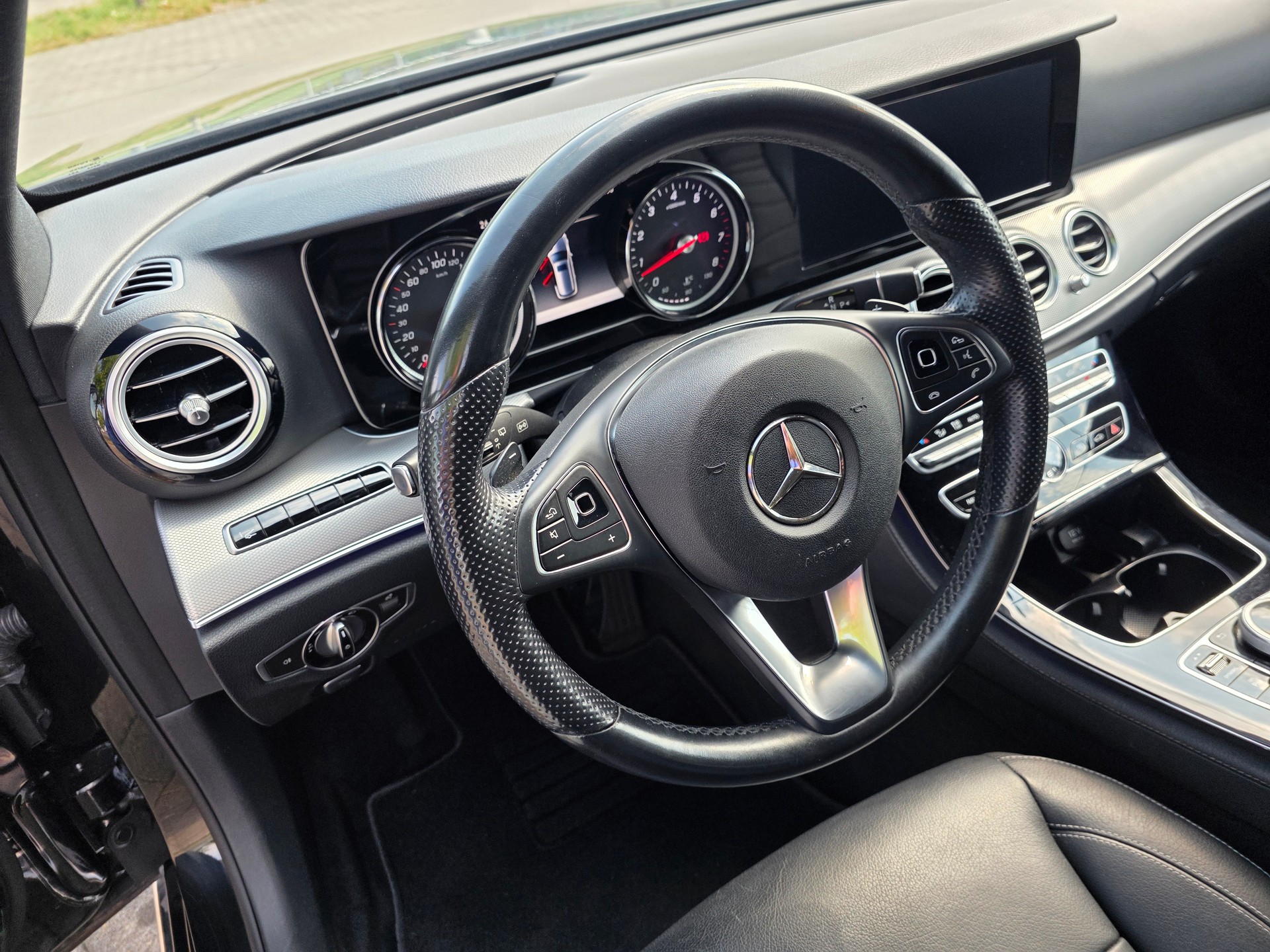 MERCEDES-BENZ E 200 Avantgarde 4 Matic 9G-Tronic-image-12