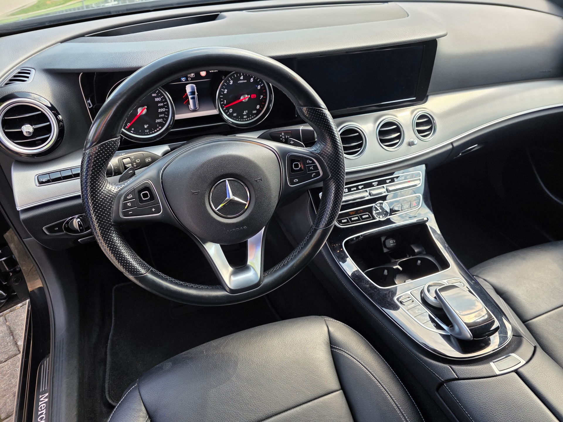 MERCEDES-BENZ E 200 Avantgarde 4 Matic 9G-Tronic-image-11