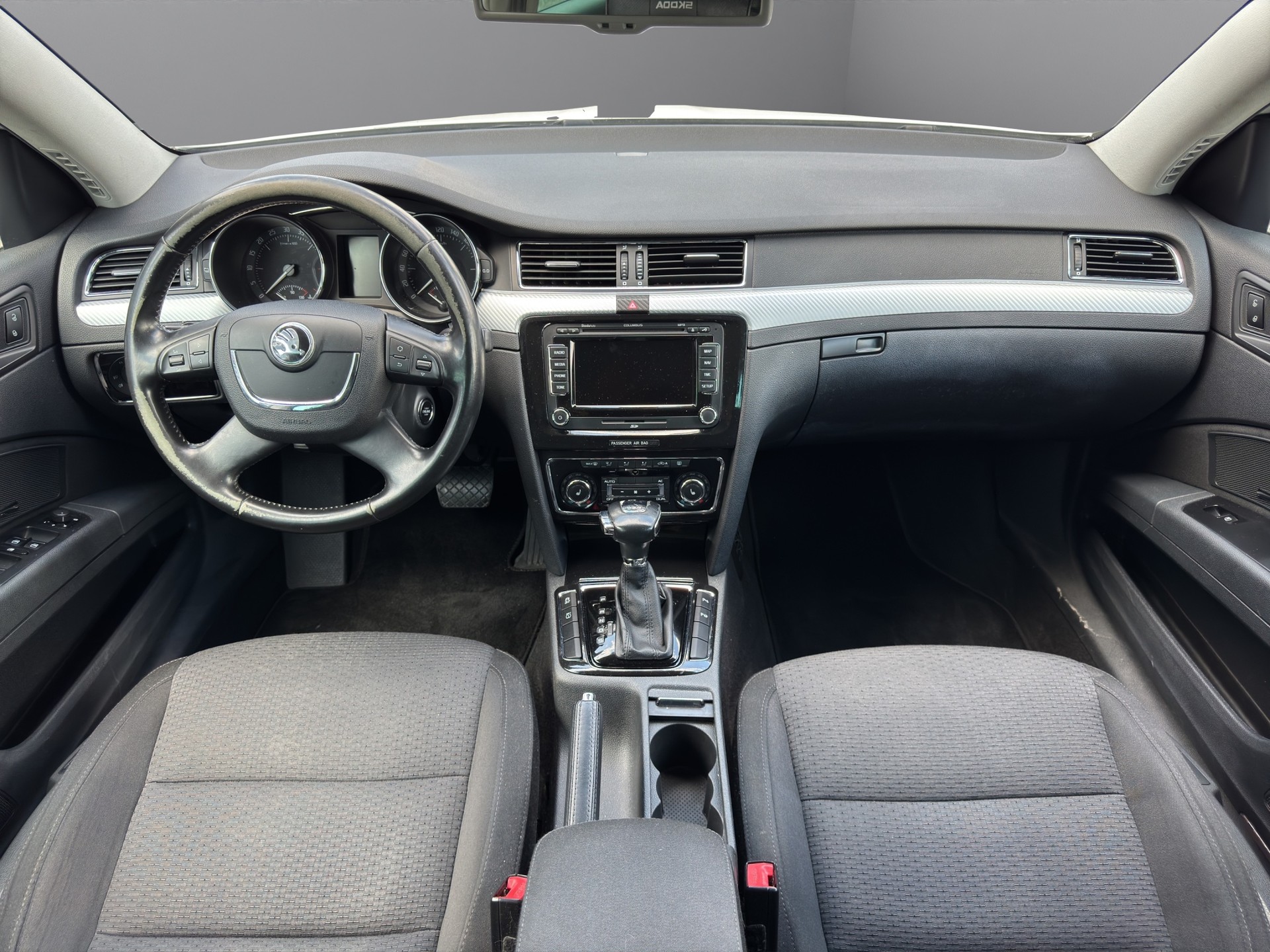 SKODA Superb Combi 2.0 TDi Ambition DSG-image-15