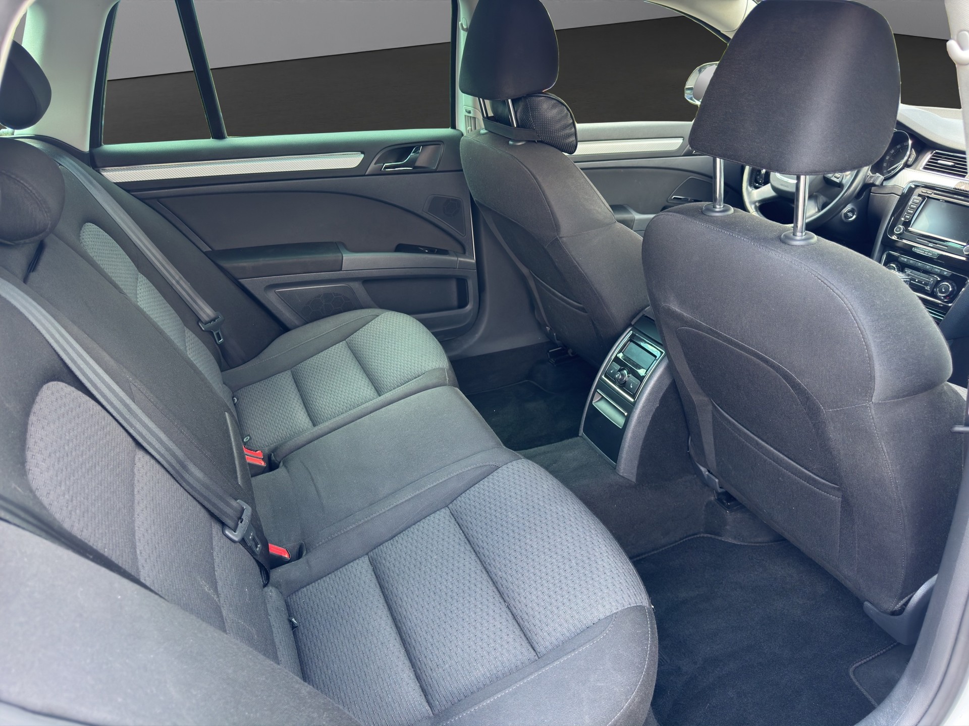 SKODA Superb Combi 2.0 TDi Ambition DSG-image-9
