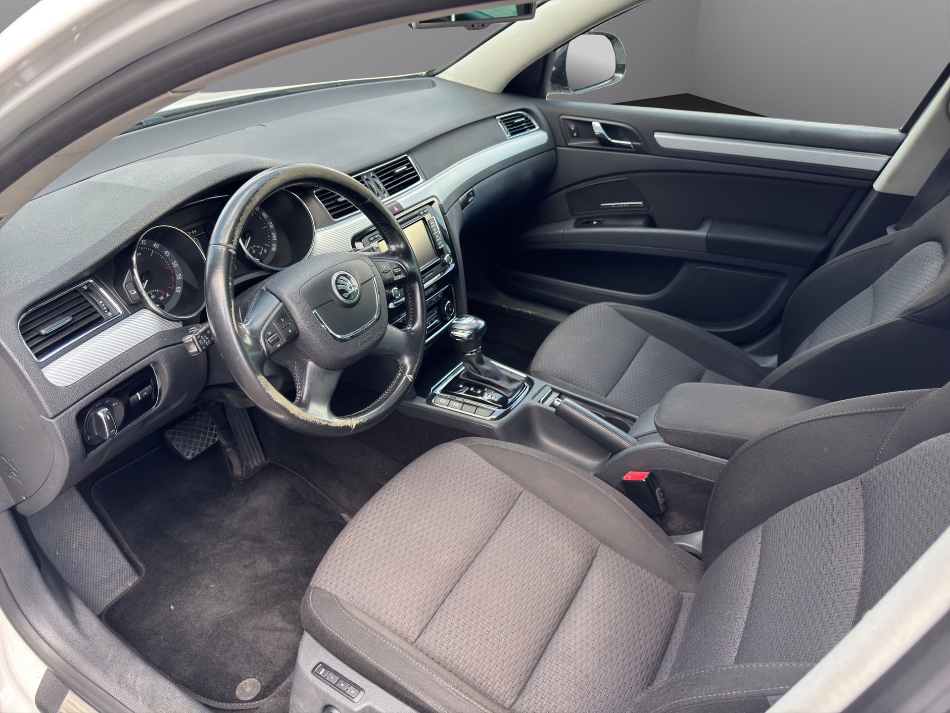 SKODA Superb Combi 2.0 TDi Ambition DSG-image-11