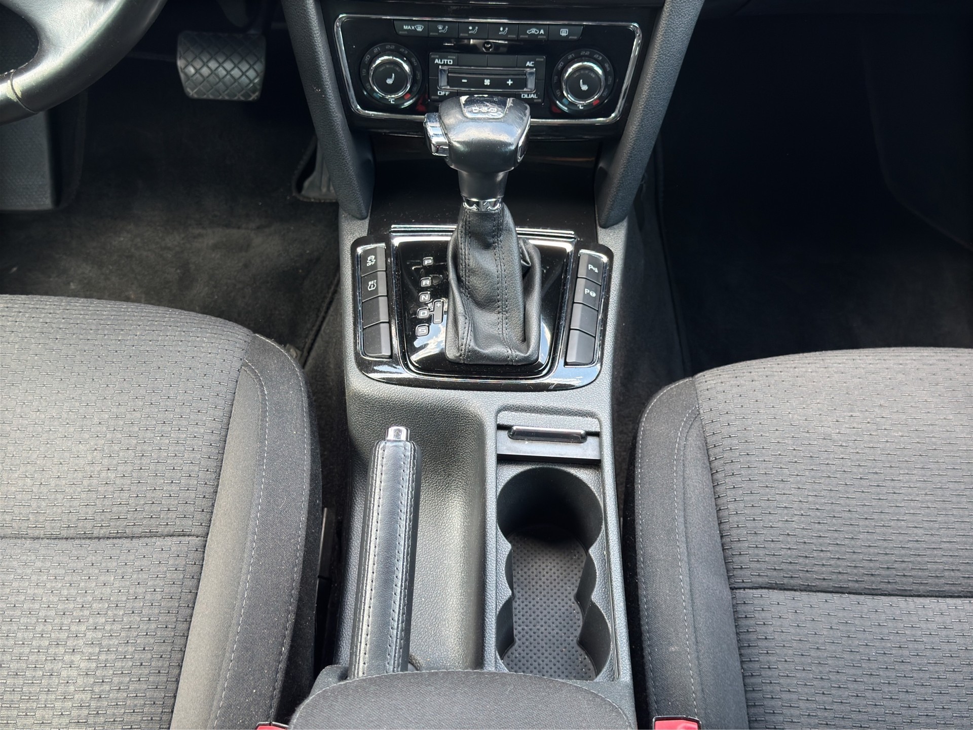 SKODA Superb Combi 2.0 TDi Ambition DSG-image-14